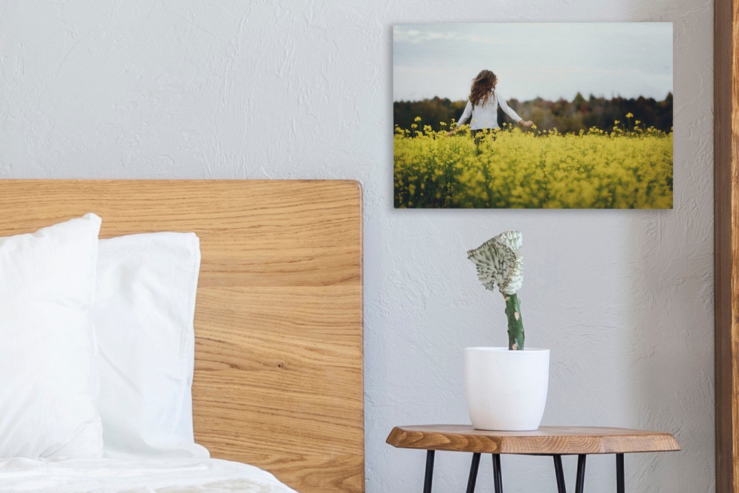 Leinwandbild OneMillionCanvasses® Feld gelben (1 Leinwandbilder, Wanddeko, St), durch cm ein Mädchen läuft mit Blumen, Aufhängefertig, Wandbild 30x20