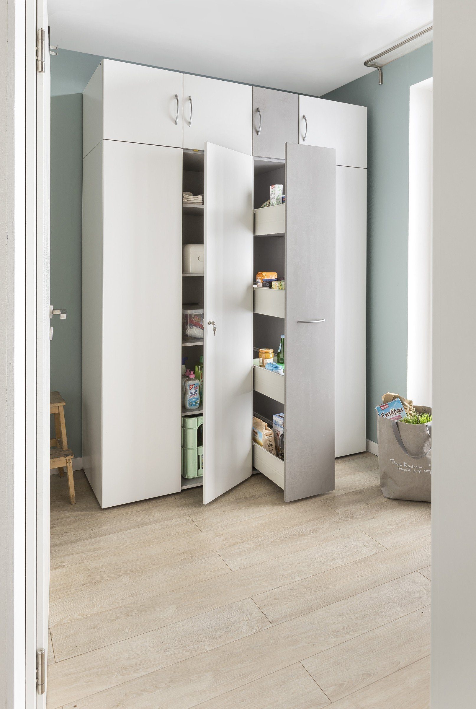 freiraum Aufsatzschrank Multiraumkonzept in WEISS + BETON-NB LICHTGRAU mit einer Tür
