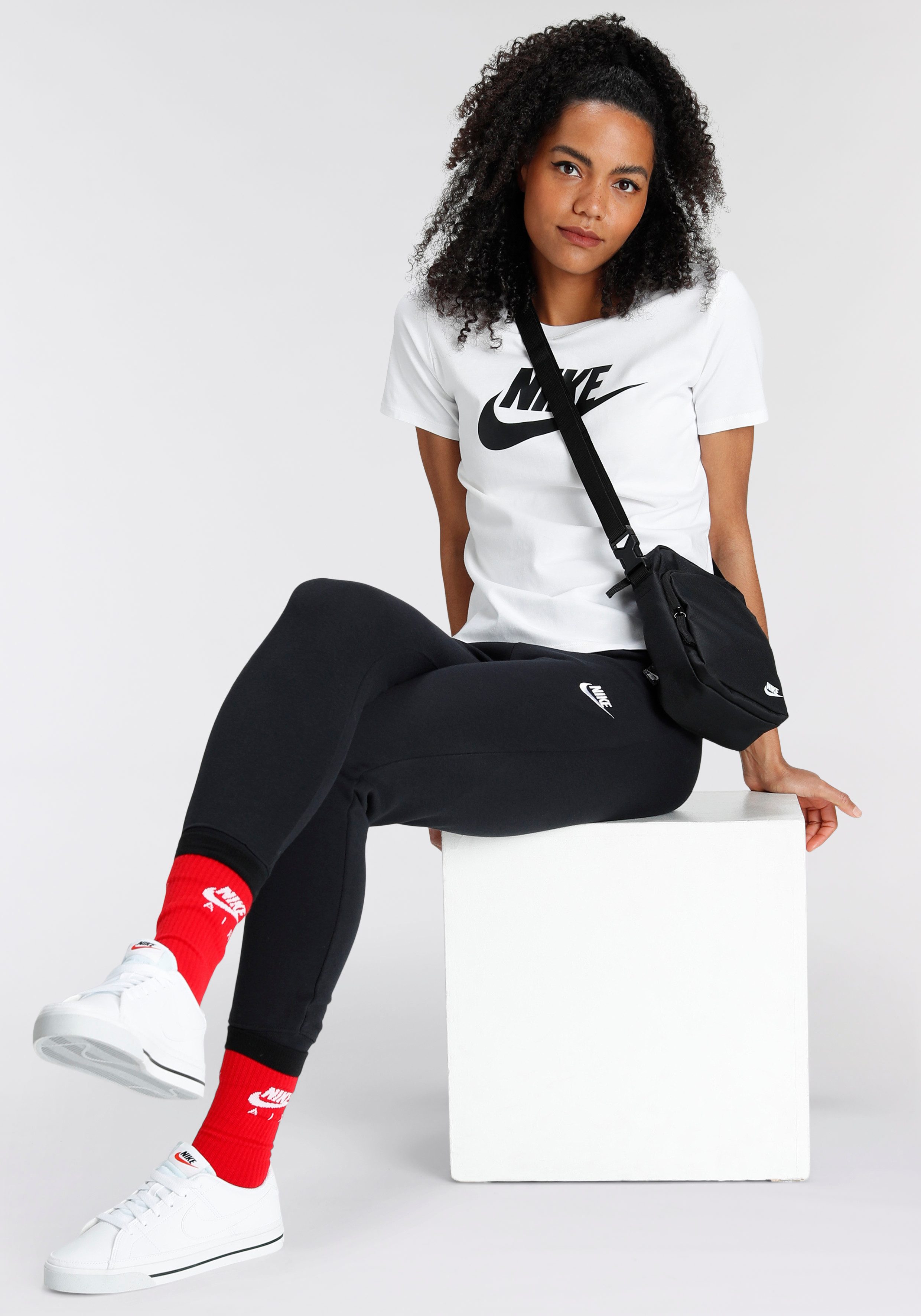 Nike Sportswear T-Shirt Nike Sportswear Essentials Women's Logo T-Shirt kürzerer Body, leicht abgerundeter Saum, Rundhalsausschnitt, Kurzarm