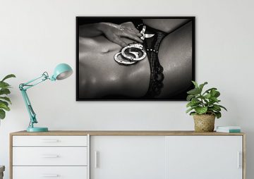 Pixxprint Leinwandbild Sexy Frau Nahaufnahme Handschellen, Wanddekoration (1 St), Leinwandbild fertig bespannt, in einem Schattenfugen-Bilderrahmen gefasst, inkl. Zackenaufhänger