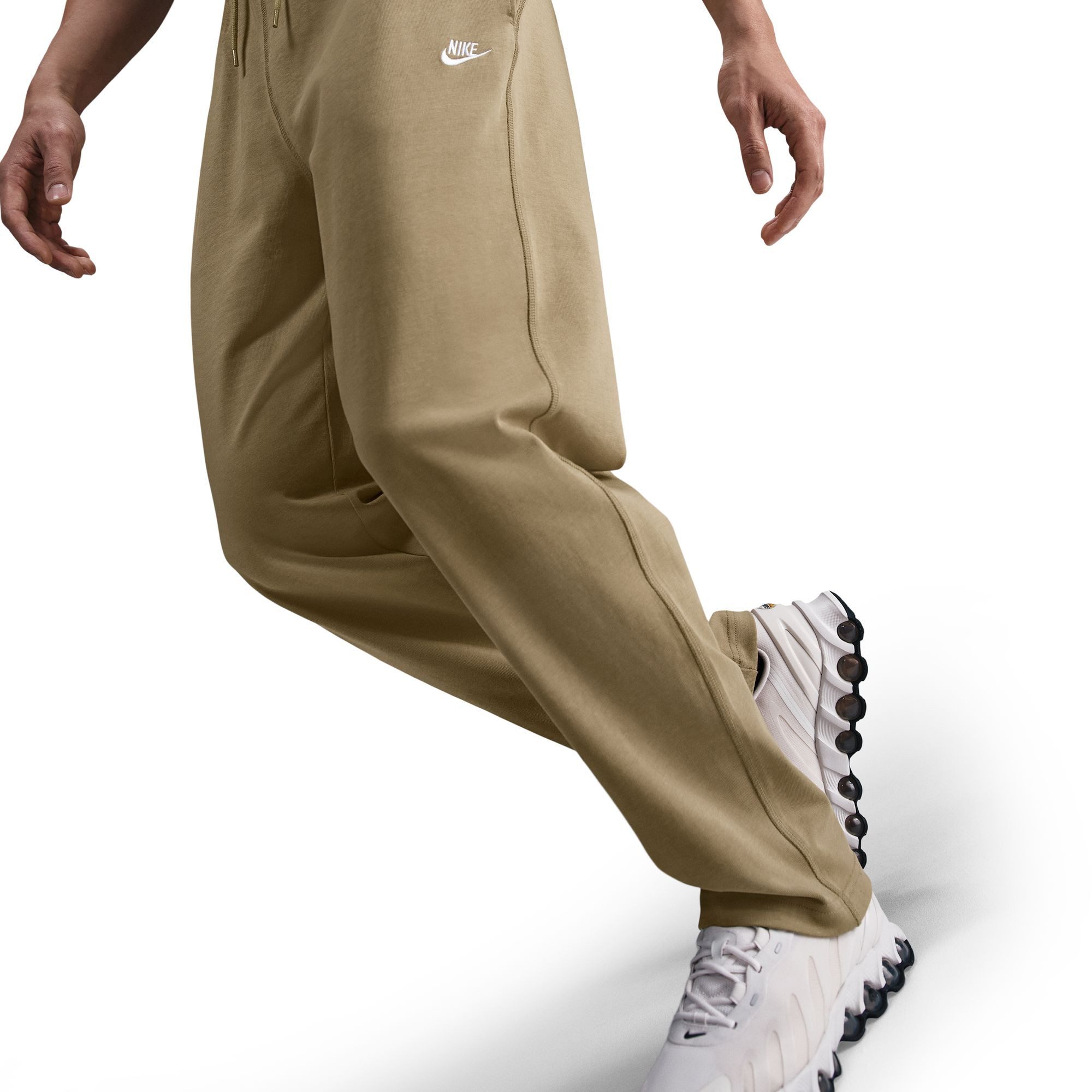 Nike Sportswear Sporthose Nike Sportswear Club Men's Knit Open-Hem Pants mit Logostickerei, mit Eingrifftaschen, mit Kordelverschluss