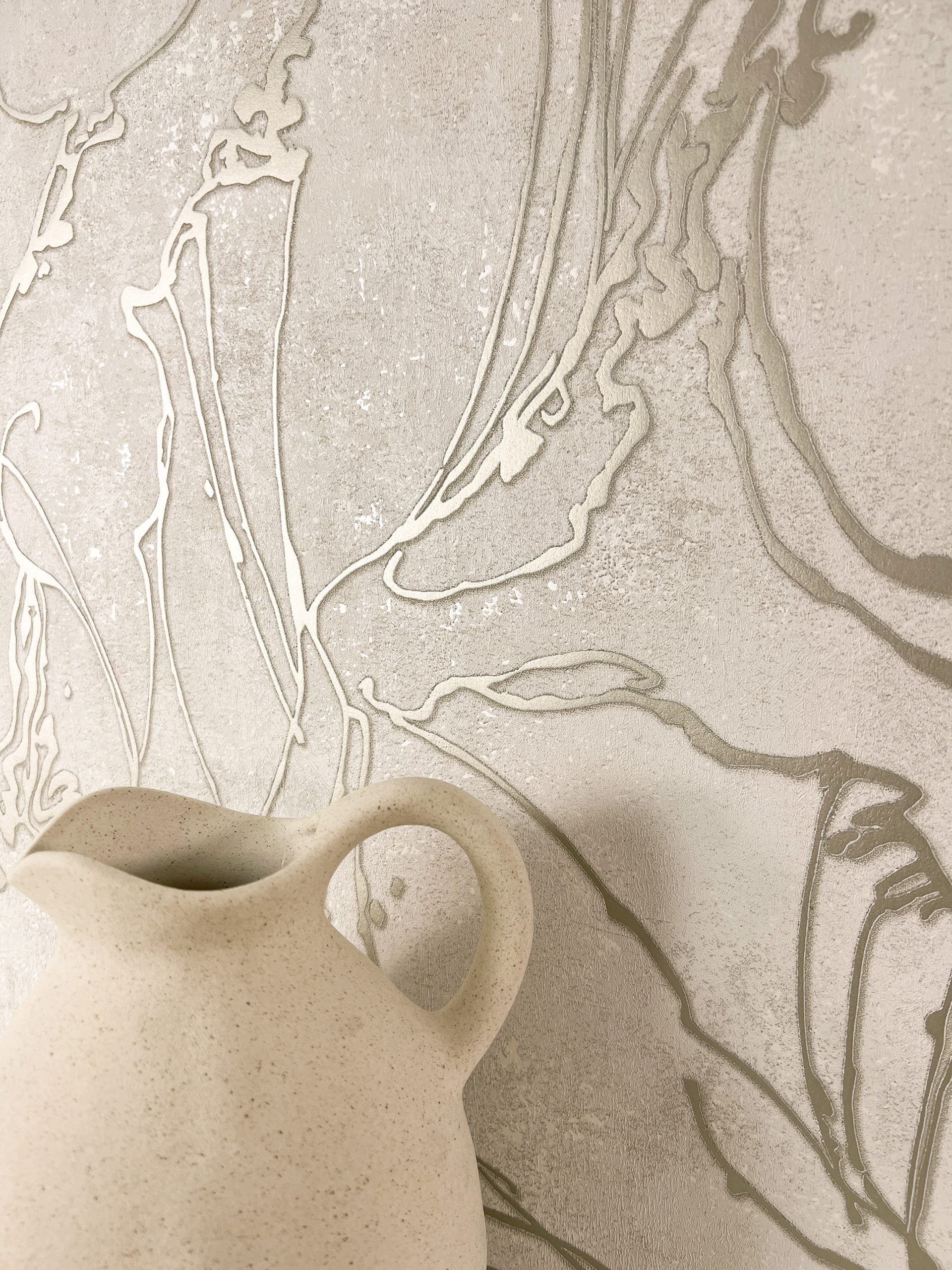 Newroom Vliestapete Fozia Beige Tapete Mustertapete Grafik,Linien,Leicht glänzend, Beige Tapete Modern Grafik - Glanztapete Abstrakt Hellgrau Gold Grafisch 3D Optik Linien Leicht glänzend für Wohnzimmer Schlafzimmer Küche, Glanztapete