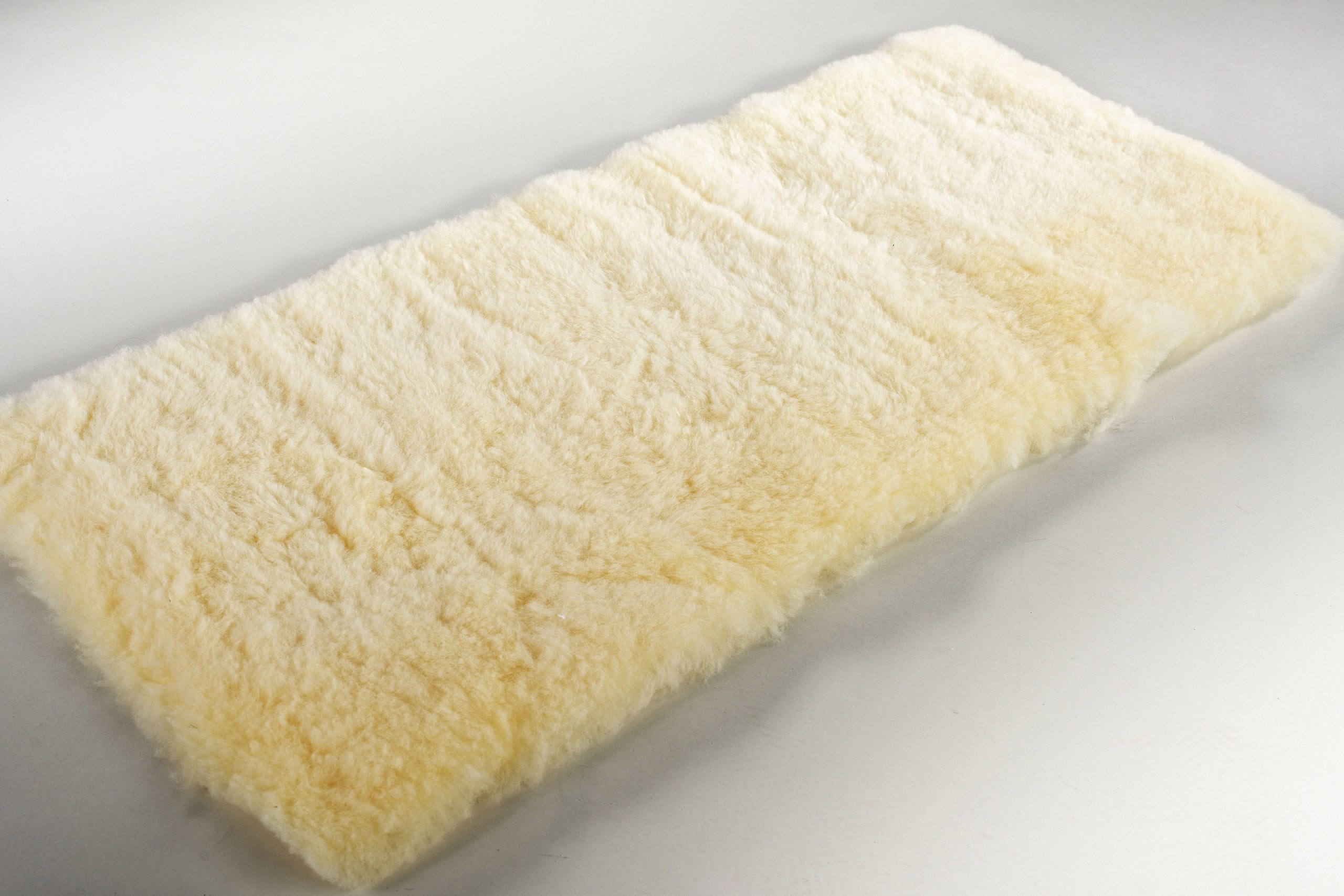 Babylammfell Weiche Wiegeneinlage aus echtem, weichem Schaffell, Gerberei Trautwein Manufaktur, hypoallergenes & pflegeleichtes Tierfell