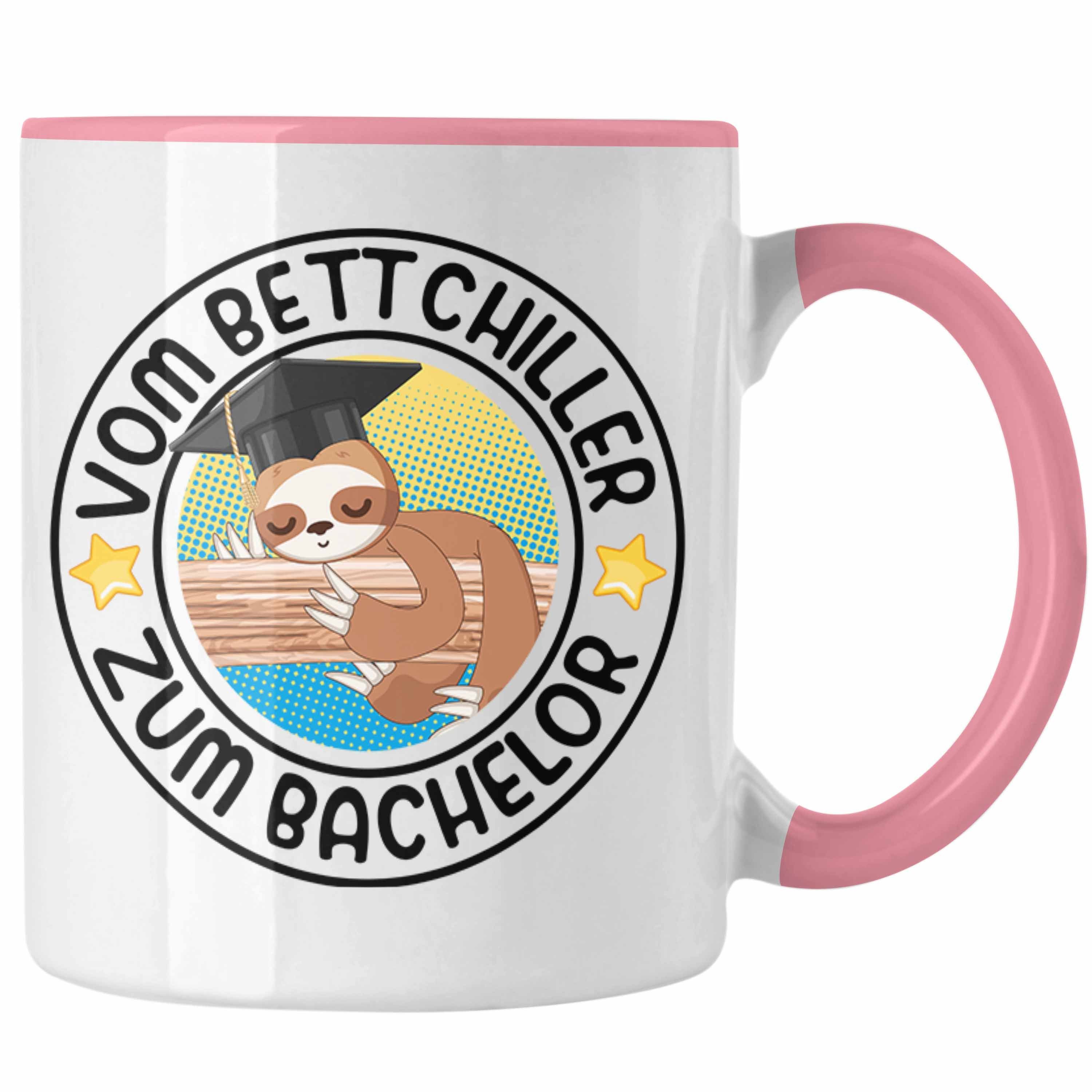 Trendation Tasse Trendation - Vom Bett Chiller zum Bachelor Tasse Geschenk Prüfung Bestanden Graduation Lustiger Spruch Bachelor Geschenkidee Rosa