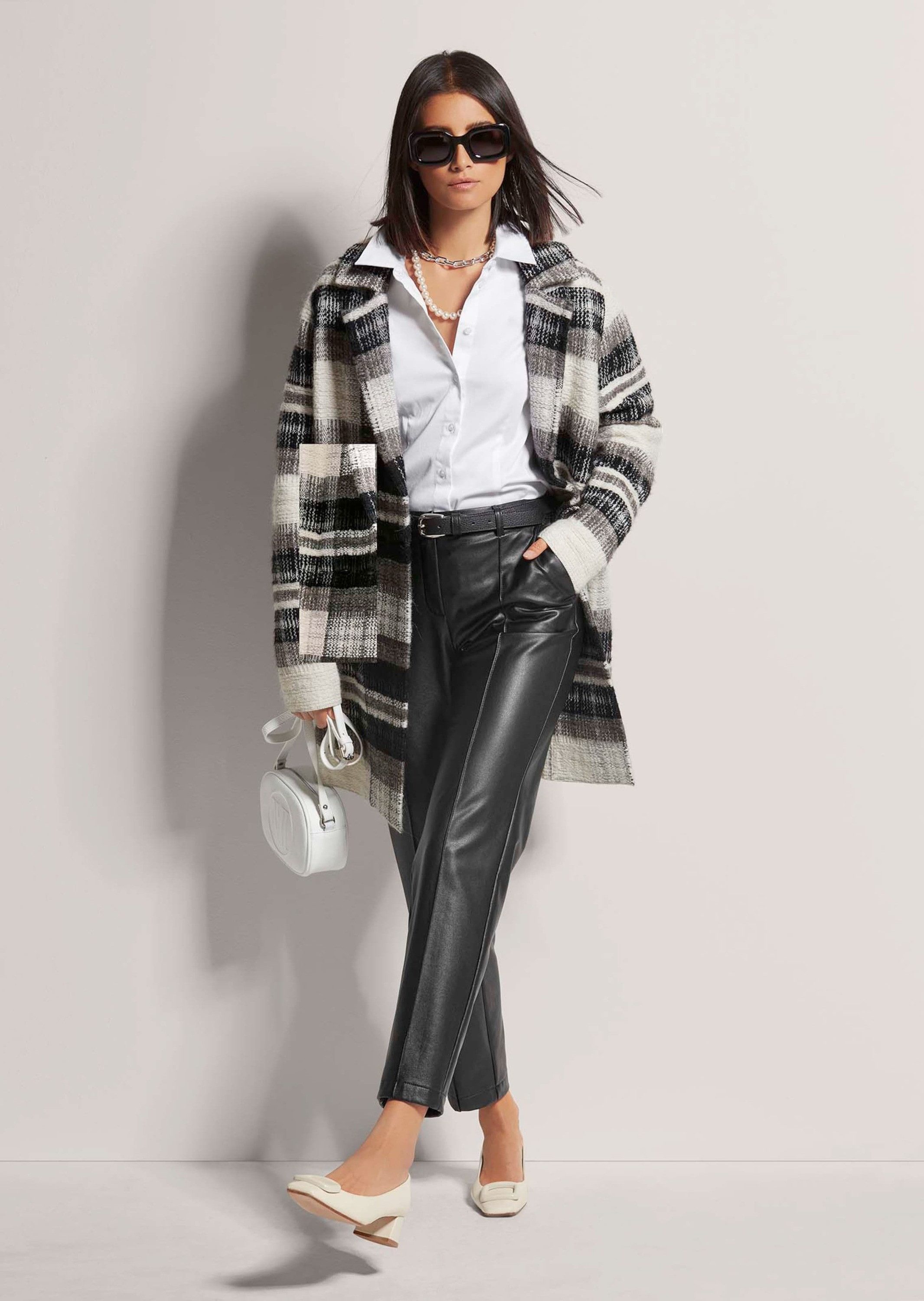 MADELEINE Strickjacke Dünner Mantel aus italienischem Garn Karo-Mantel mit Reverskragen, zweireihig