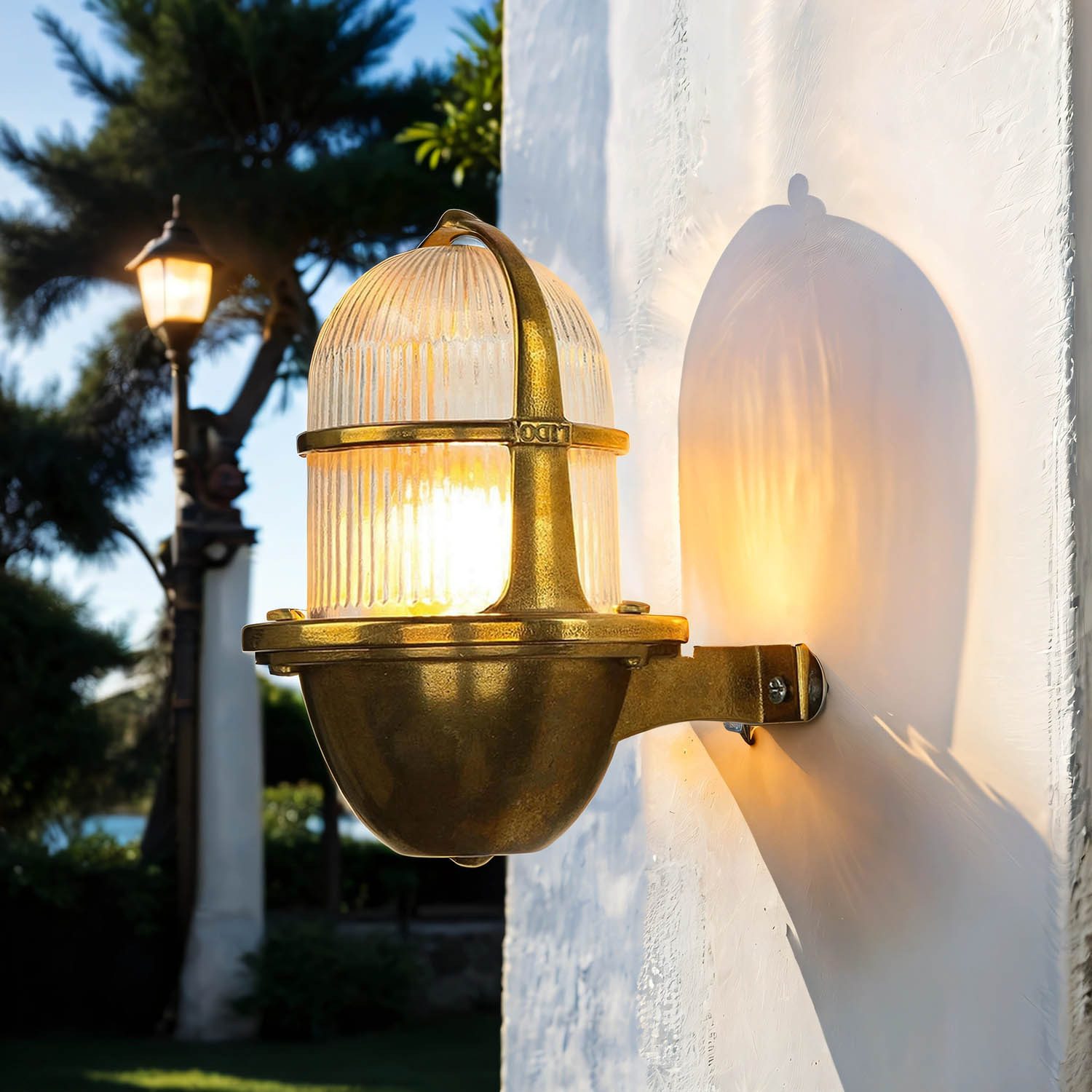 Licht-Erlebnisse Außen-Wandleuchte SANTORIN, ohne Leuchtmittel, Wandlampe Messing IP64 Maritim Premium Schiffslaterne Hof Haus