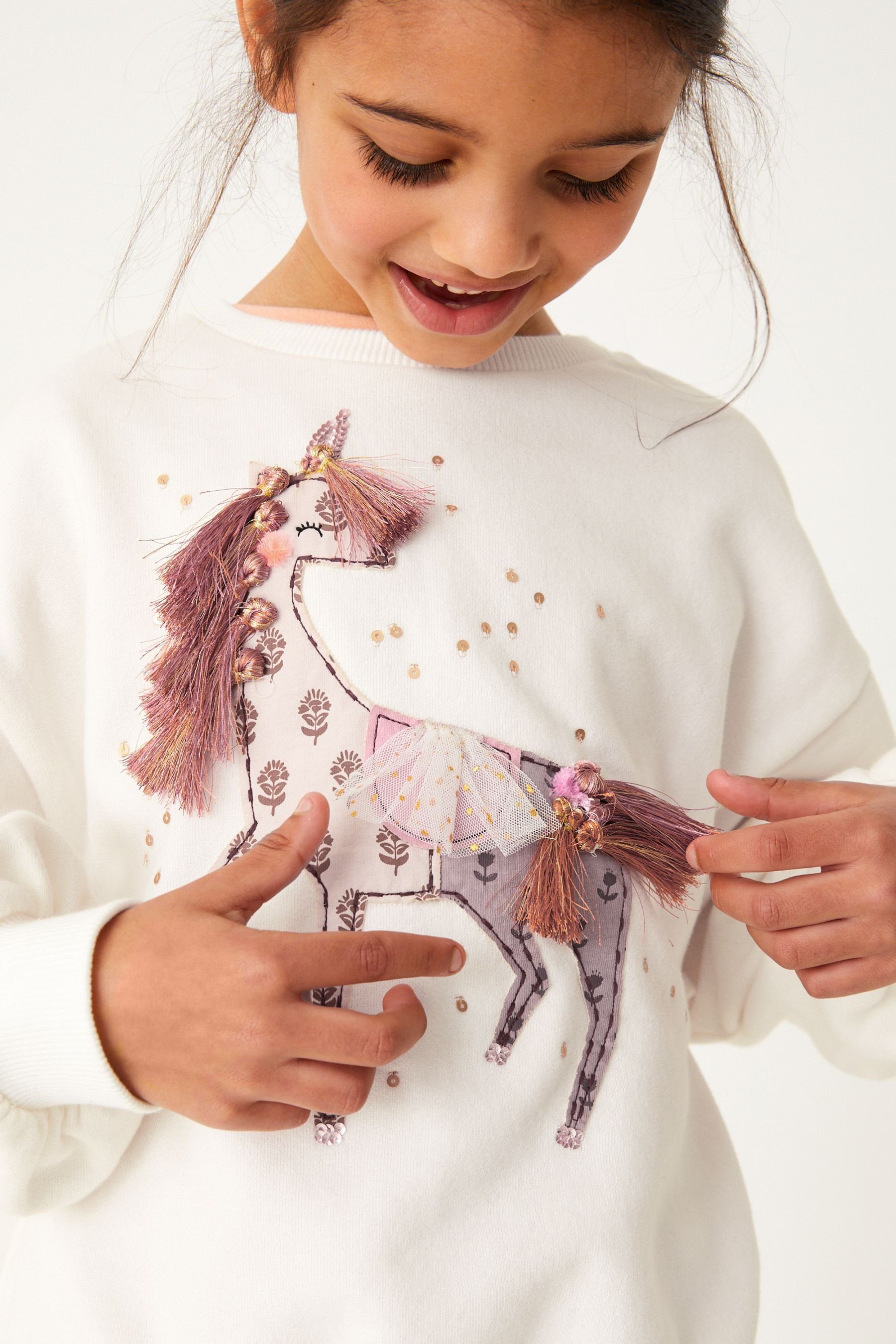 mit Next Cream Ecru Embellished Sweatshirt Unicorn Sweatshirt (1-tlg) Rundhalsausschnitt
