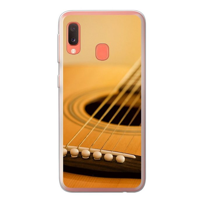 MuchoWow Handyhülle Gekippte Ansicht einer akustischen Gitarre Handyhülle Samsung Galaxy A20e Smartphone-Bumper Print Handy