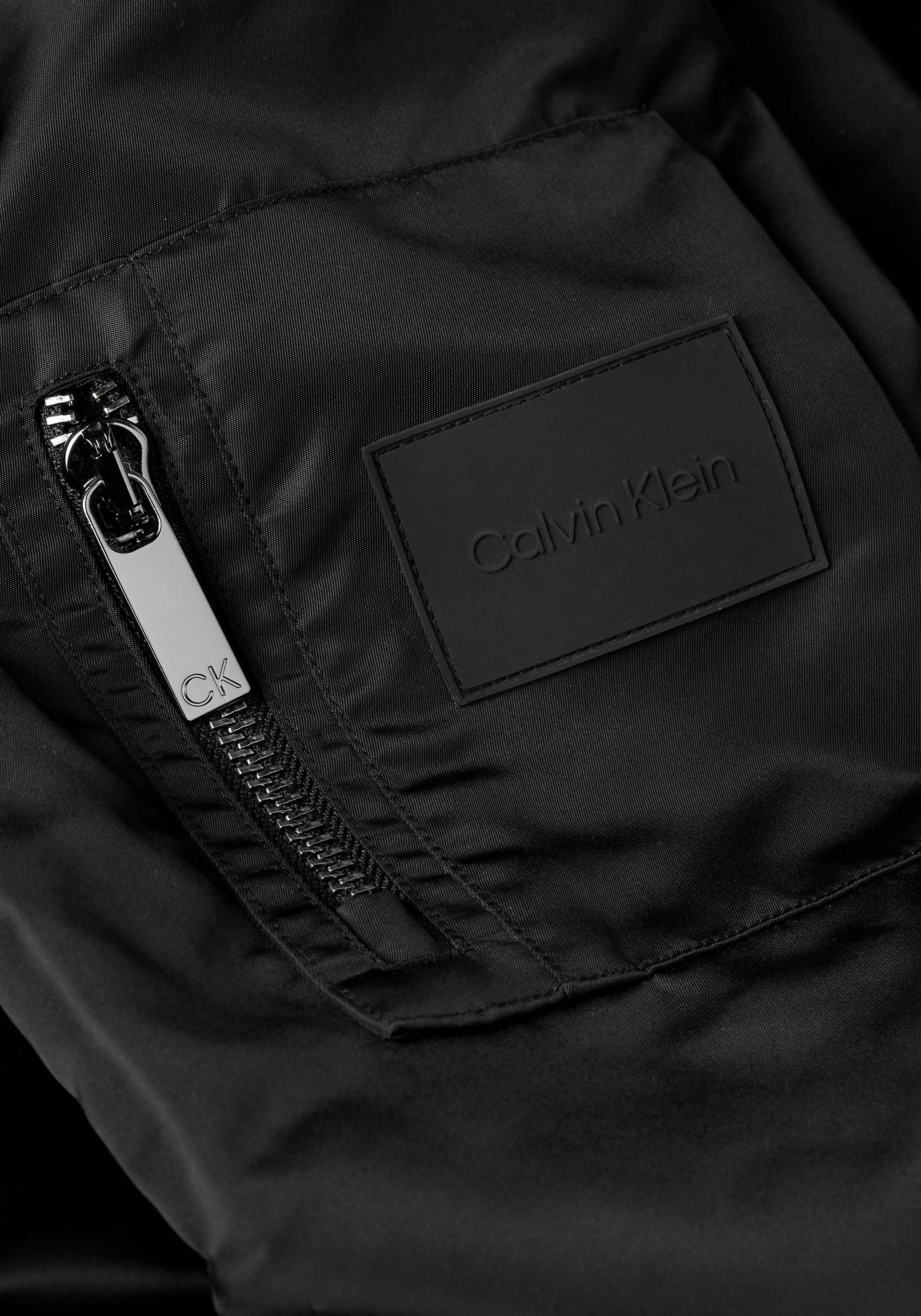 Calvin Klein Bomberjacke schwarz am LIGHTWEIGHT BOMBERJACKET HERO Ärmel Reißverschluss mit