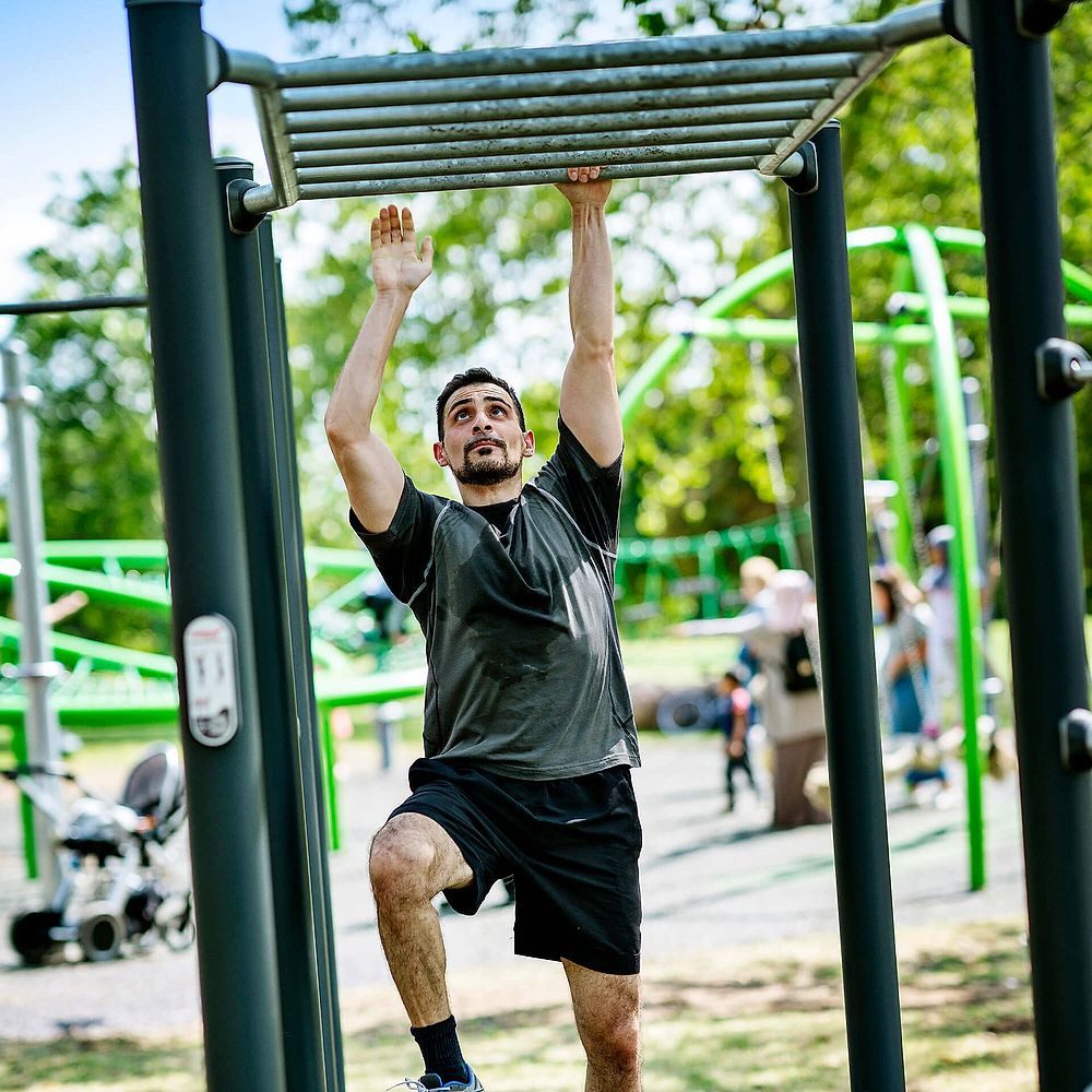 Kompan Kraftstation Outdoor-Fitnessgerät Hangelstrecke Pro, Für Outdoorfitness-Parks sowie Parkanlagen