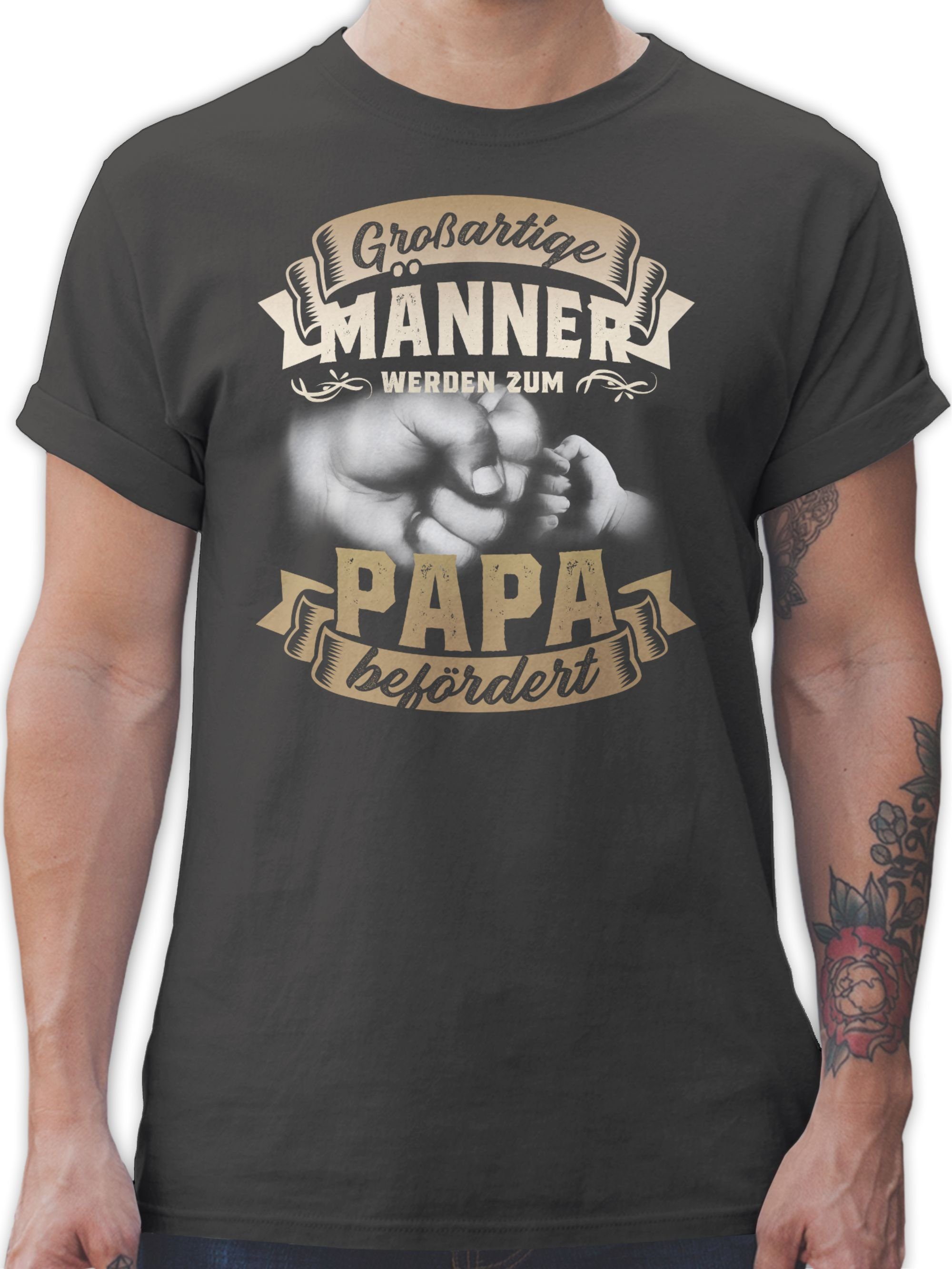 Shirtracer T-Shirt Großartige Männer werden zum Papa befördert - Geschenk Geburt Väter Vatertag Geschenk für Papa 02 Dunkelgrau