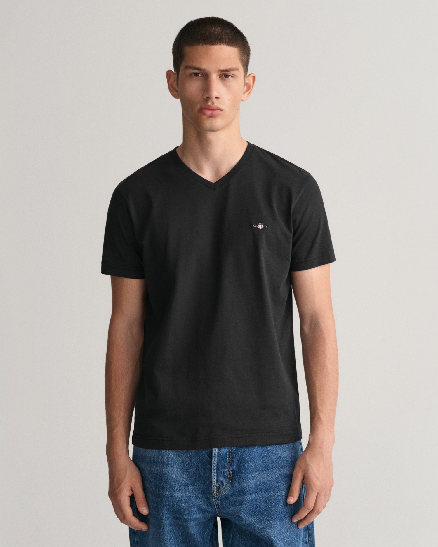 Gant T-Shirt SLIM SHIELD V-NECK T-SHIRT mit einer kleinen Logostickerei auf der Brust black | V-Shirts