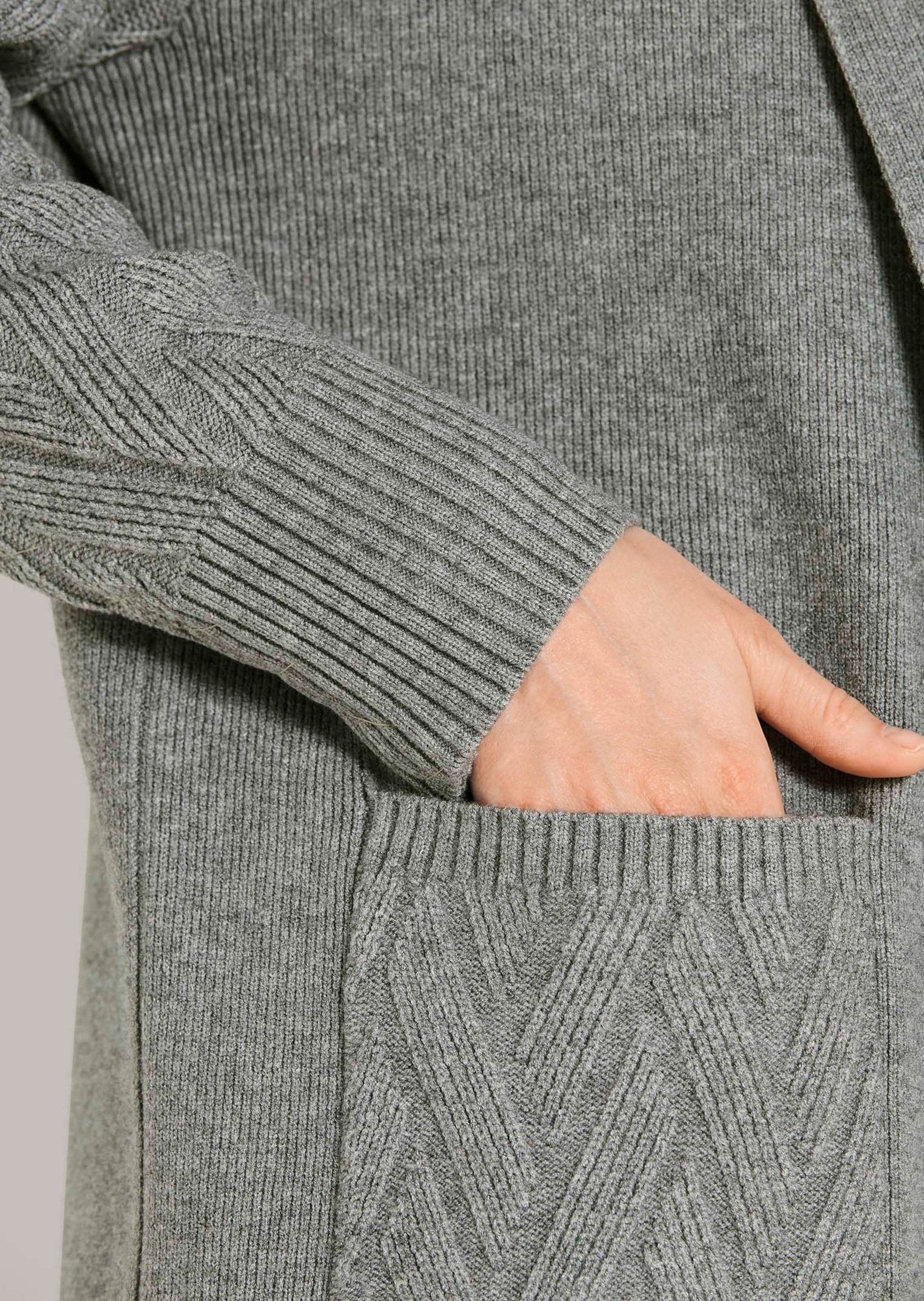 MADELEINE Strickjacke Urbaner Cardigan in Longform Kapuzenjacke mit Jacquard-Ärmeln, ohne Verschluss und Langarm
