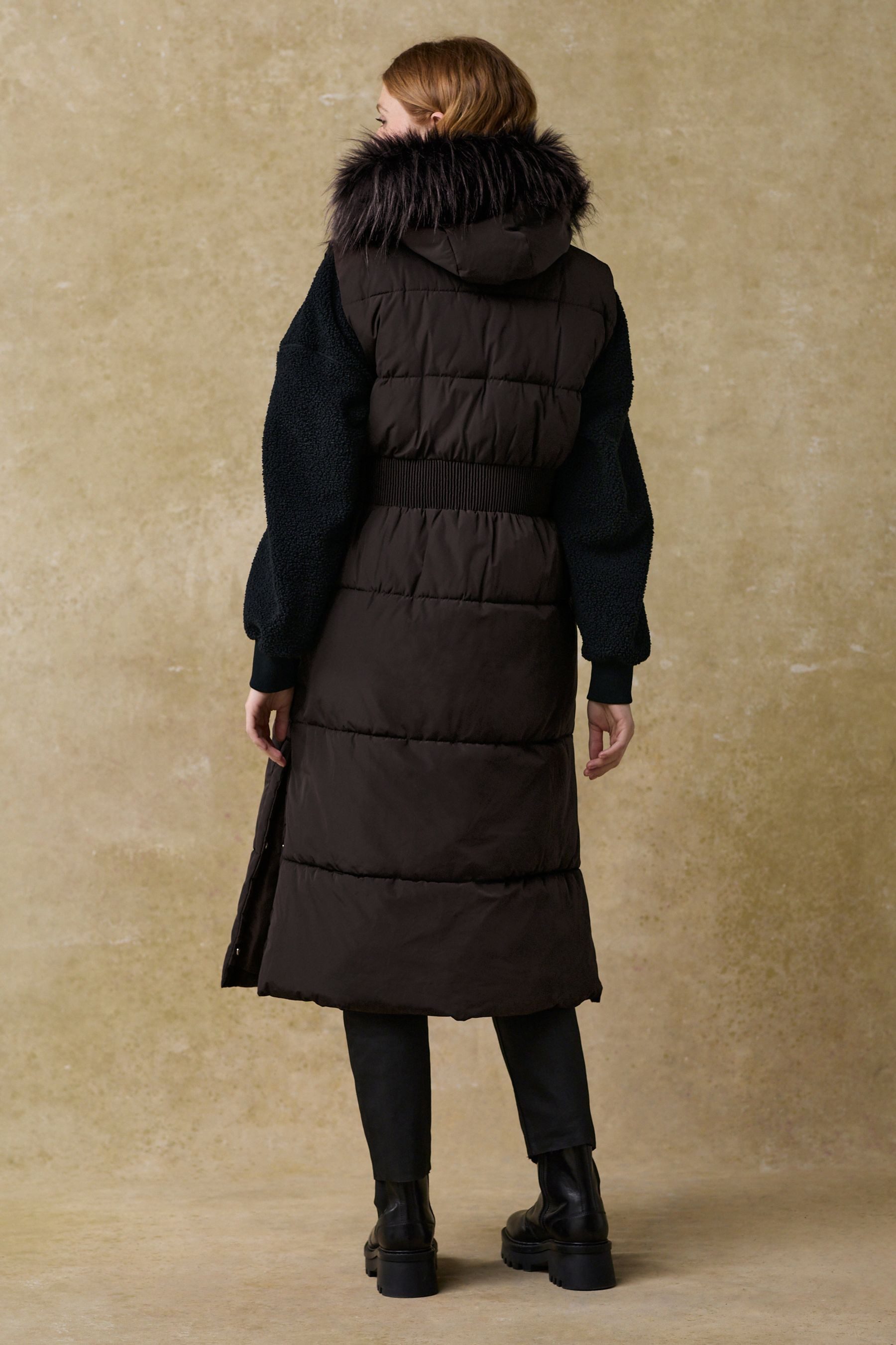 Next Steppweste Tailliertes Gilet mit Kunstfellkapuze günstig online kaufen