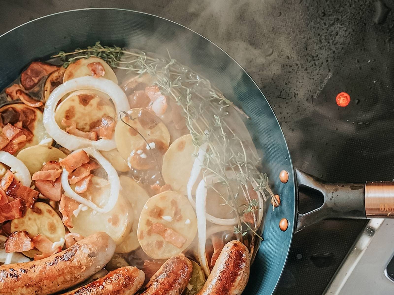 Barebones Bratpfanne "Steel" Skillet" Pfanne für Outdoor, Camping, ø 24cm, Griff abnehmbar, Eisen (Eisenpfanne, 1-tlg), Carbon-Stahlpfanne, schnelles Aufheizen, Holzgriff abnehmbar