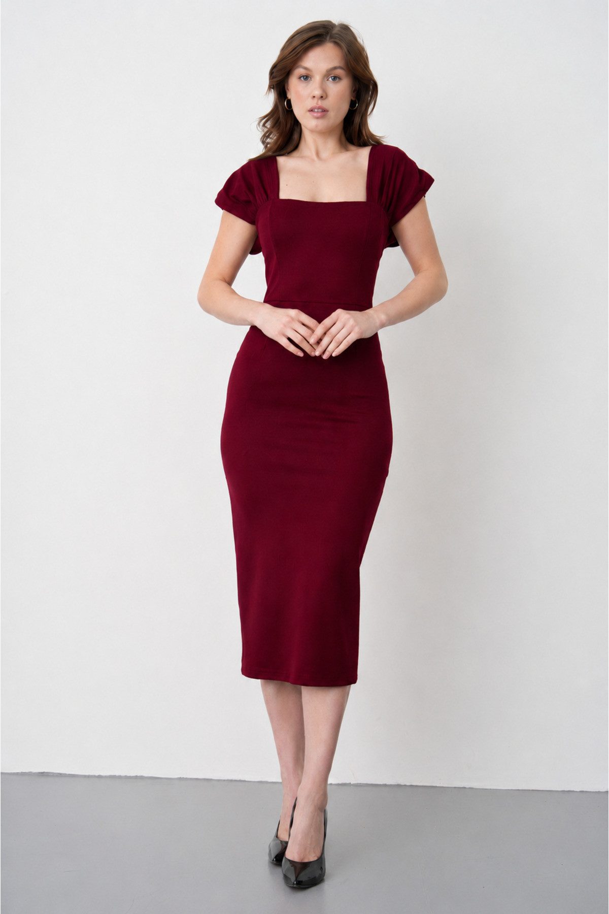 Midikleid Schwarzes Kreppkleid in Midi-Länge mit quadratischem Ausschnitt und Sc