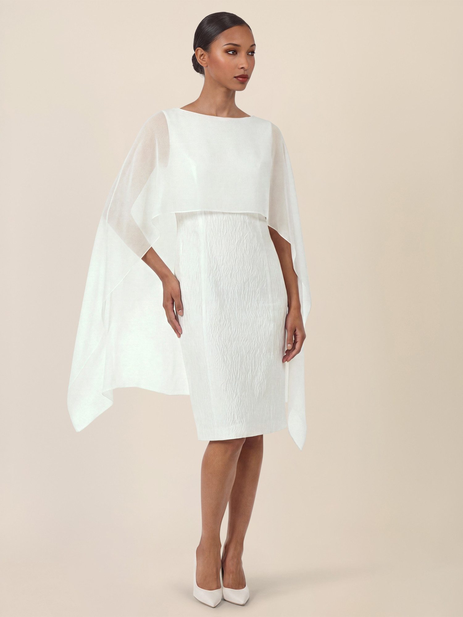 Apart Brautkleid mit Cape-Effekt