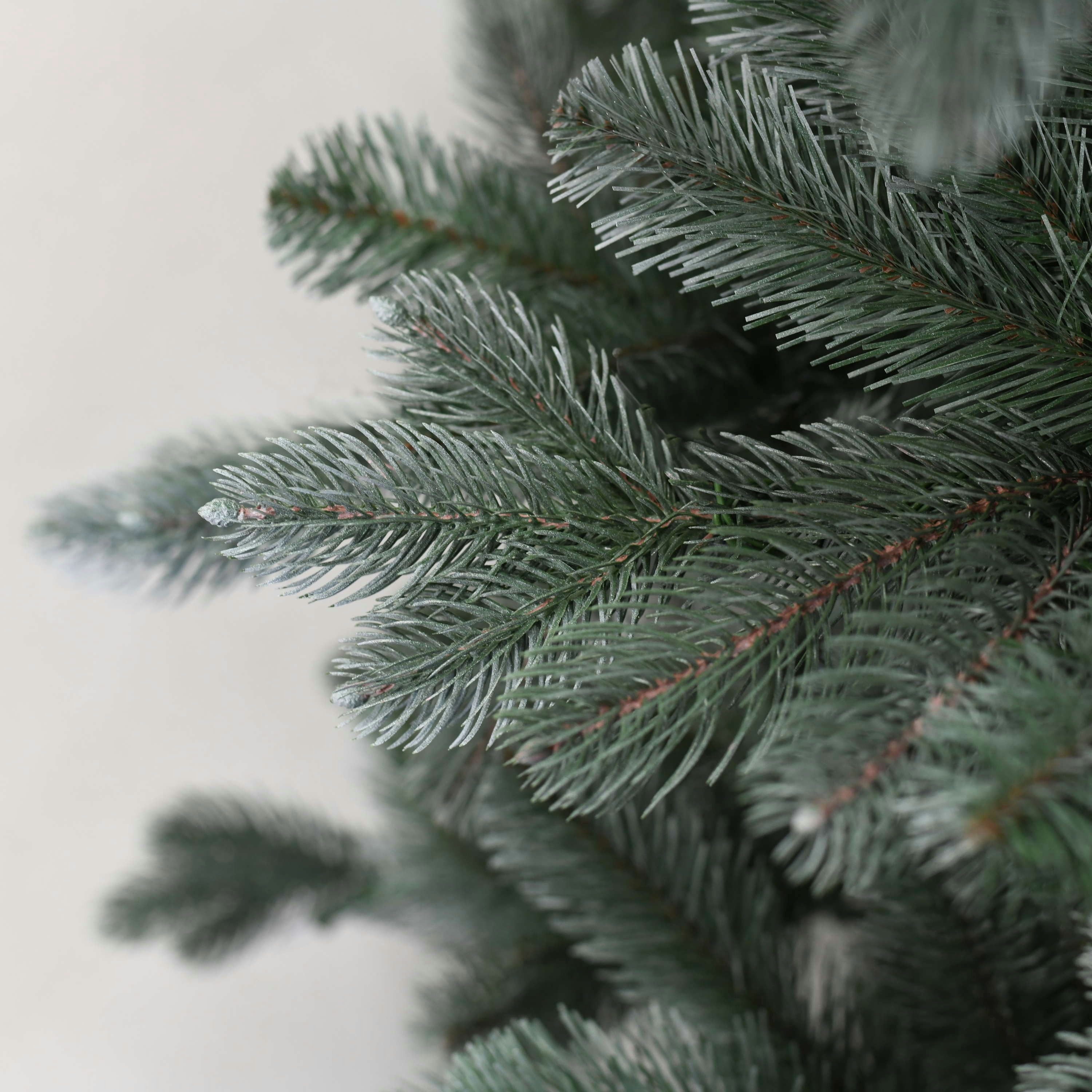 artplants Künstlicher Weihnachtsbaum Paris, blau, gefrostet, 230cm, Ø 160cm - X-Mas Baum