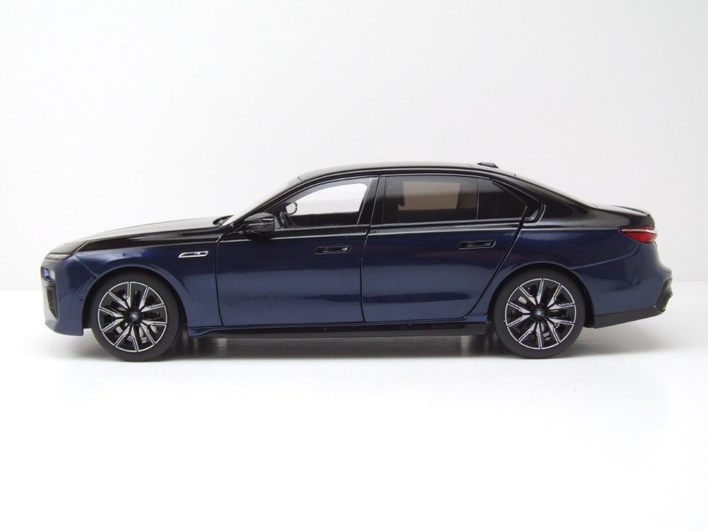 Minichamps Modellauto BMW i7 M70 (G70) 2024 blau schwarz metallic, Maßstab 1:18