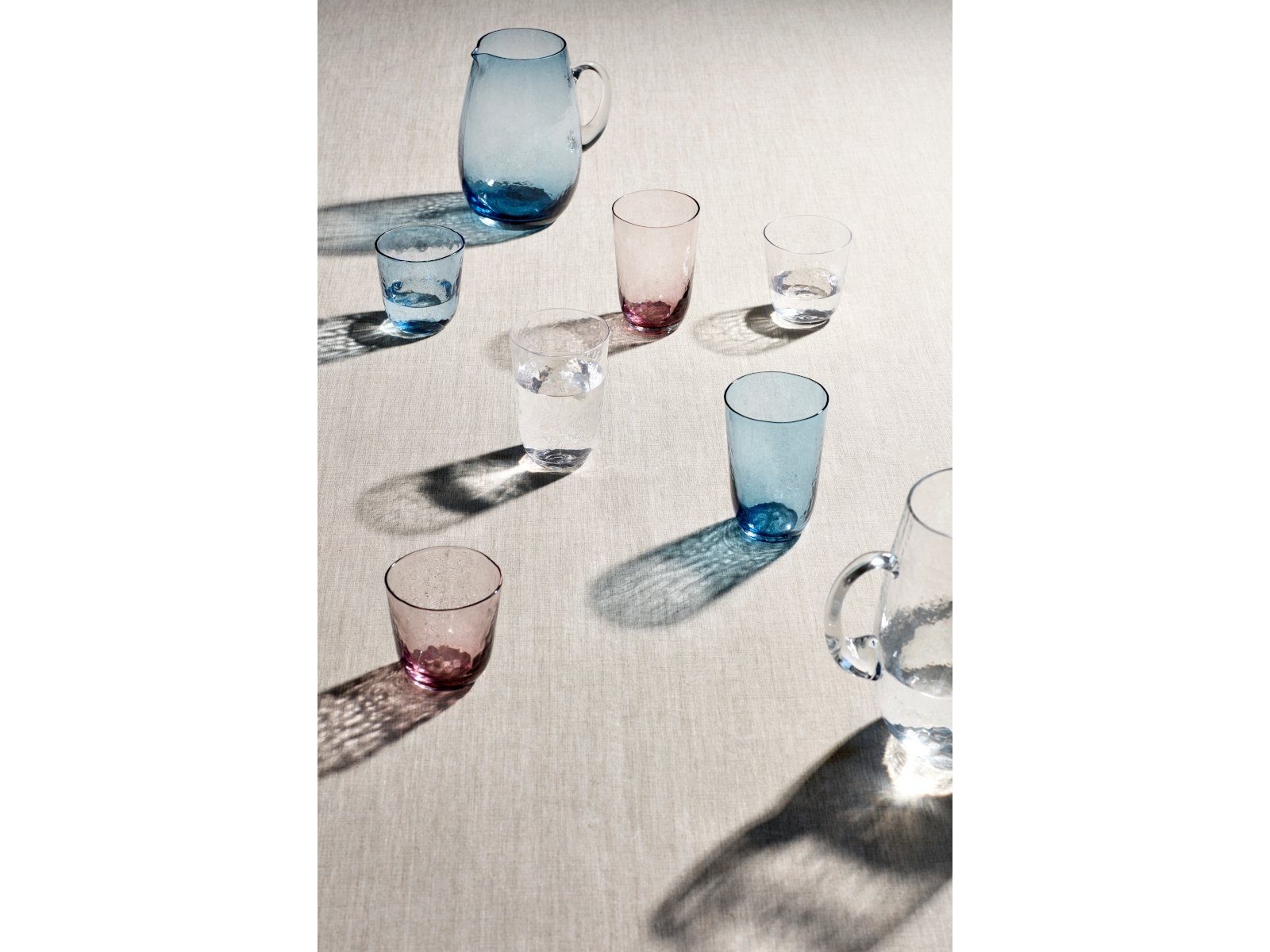 Broste Copenhagen Gläser-Set HAMMERED Trinkglas 4tlg. blau 0,5 l, Mundgeblasenes Glas, Hammered Glas