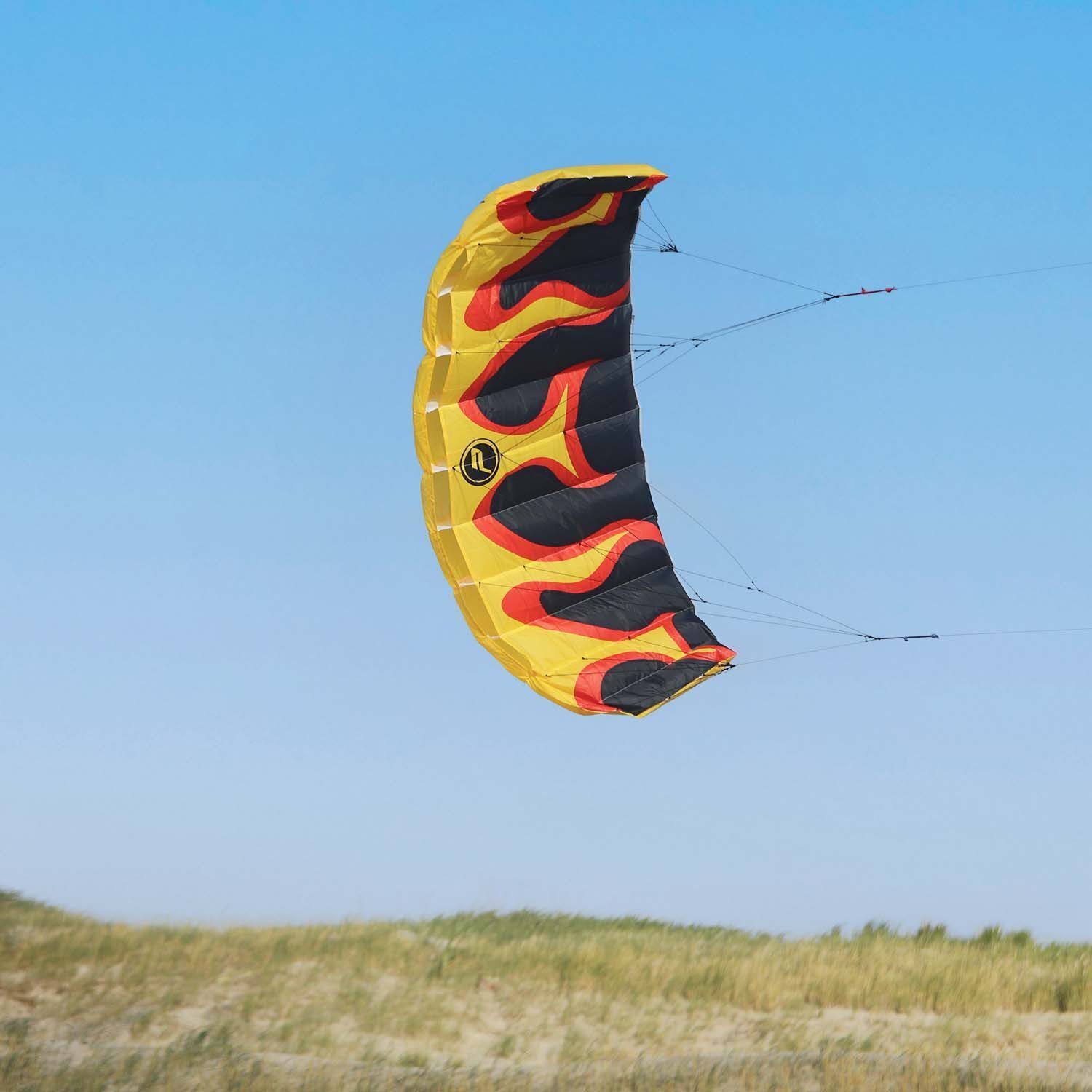 Wolkenstürmer Kite Paraflex Basic 1.7 Lenkmatte in vielen Farben - Ready to Fly 170 cm, (2-Leiner Parafoil Drachen Outdoor Flugset mit 25 m Leinen, 1-tlg), Flame Ready to Fly Stunt Kite für Einsteiger (Flamme) + ab 6 Jahren