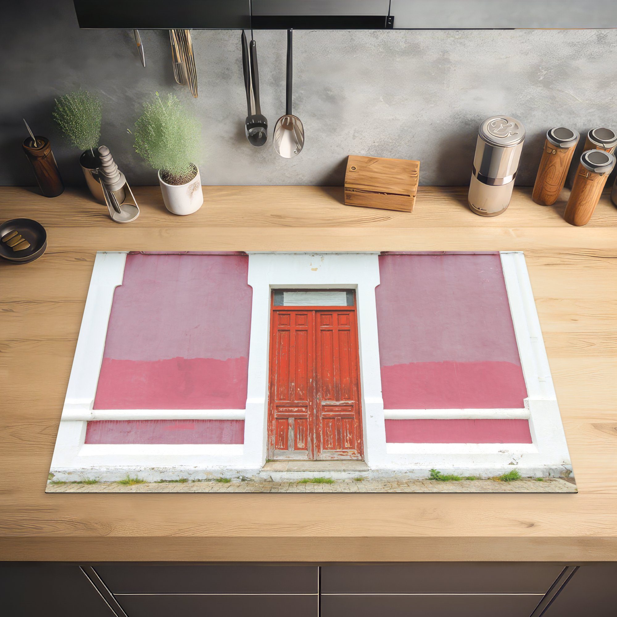 MuchoWow Herdblende-/Abdeckplatte Rote Tür die für Induktionskochfeld cm, einer in rosa Vinyl, tlg), küche, Ceranfeldabdeckung Wand, 81x52 (1 Schutz