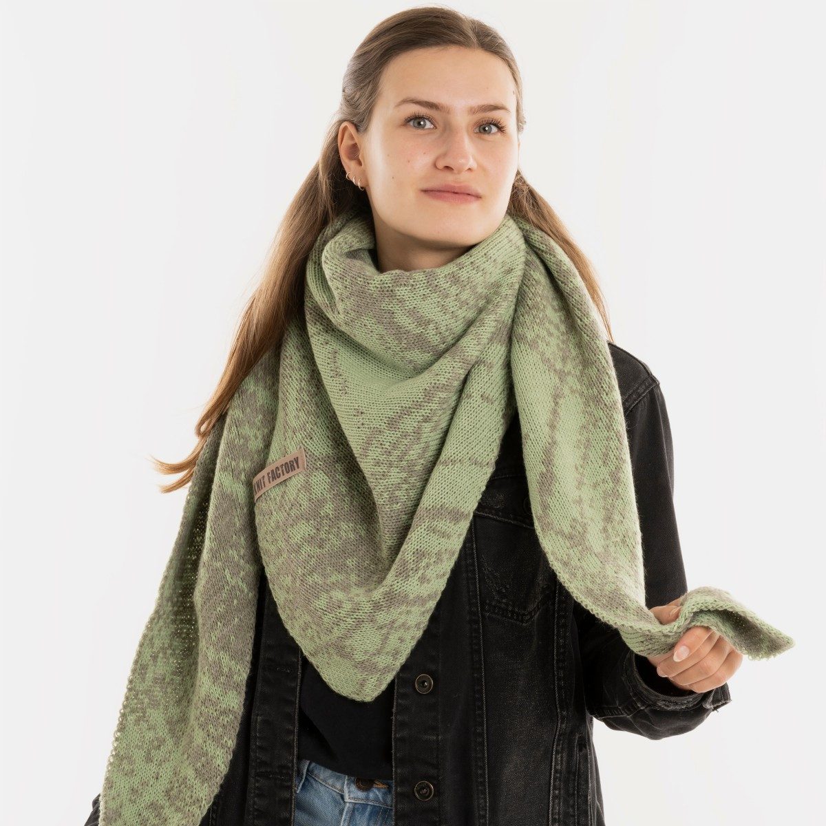 Knit Factory Strickschal Lea Dreiecksschal Urban Green Sage Green 190x85 cm Mix, (Set, 1-St. Spar-Set), Schal Damen Herren set loop tücher schals winter Strick Mode herbst