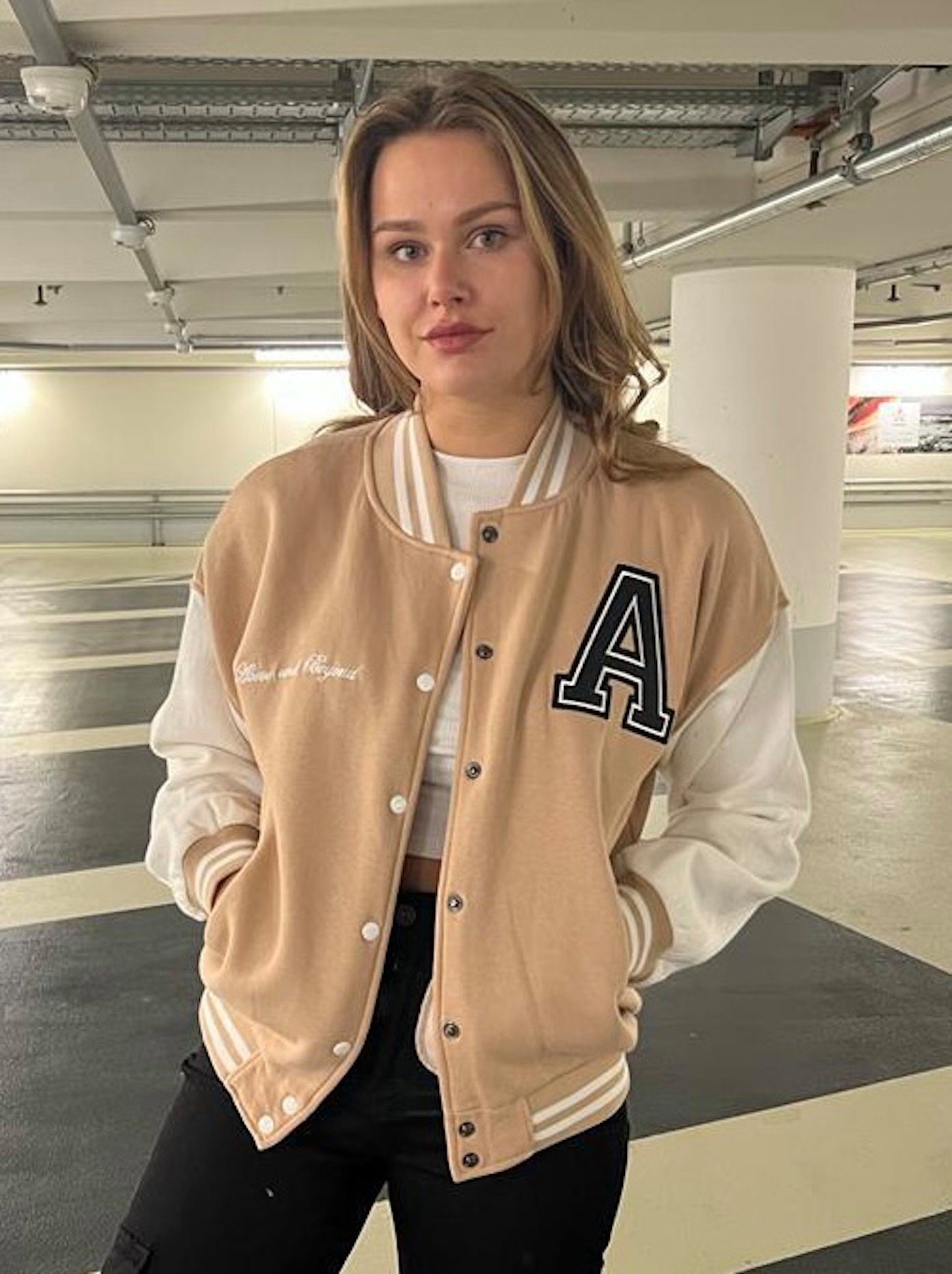 Worldclassca Collegejacke Worldclassca Collegejacke Aufnähern Sweatjacke Übergangsjacke School Beige