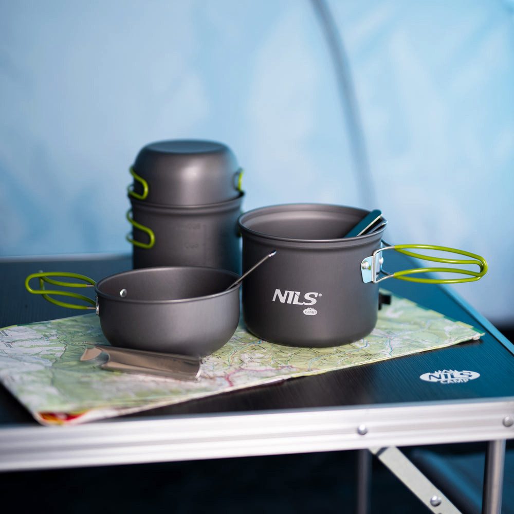NILS CAMP Geschirr-Set Campingkochset Outdoor Kochtopfset (4-tlg), 2 Personen, Eloxiertes Aluminium, Edelstahl, faltbare isolierte Griffe, leicht, Tragetasche