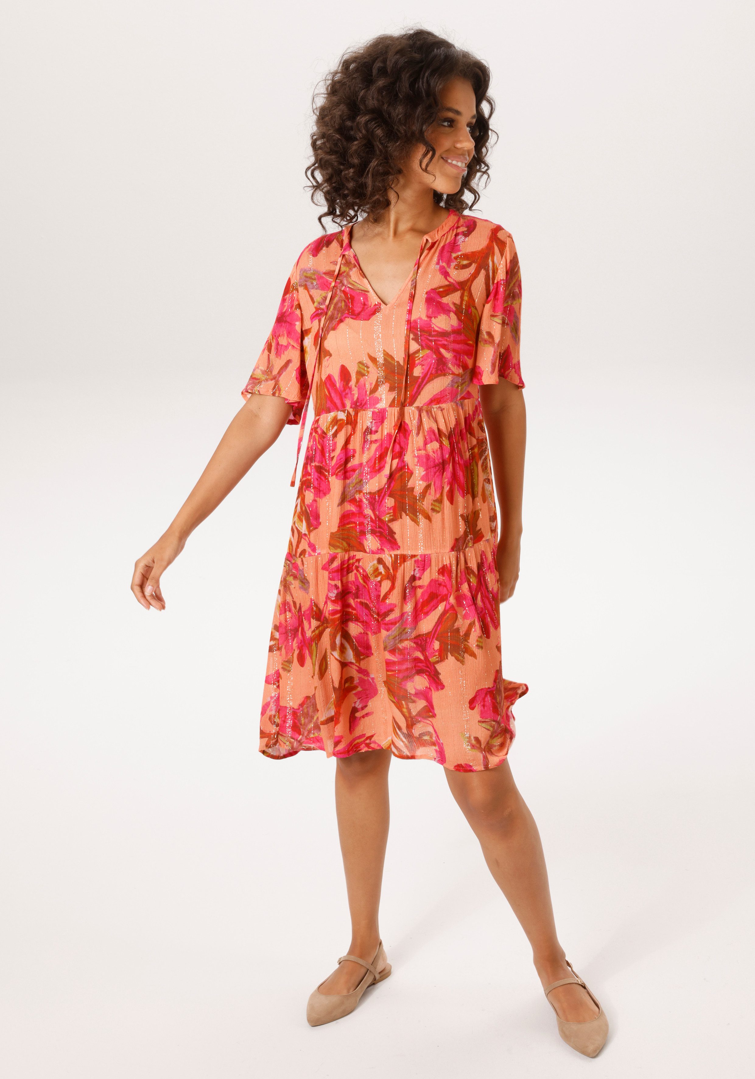 Aniston CASUAL Sommerkleid mit fantasievollen Blumendruck und Glitzerfäden günstig online kaufen