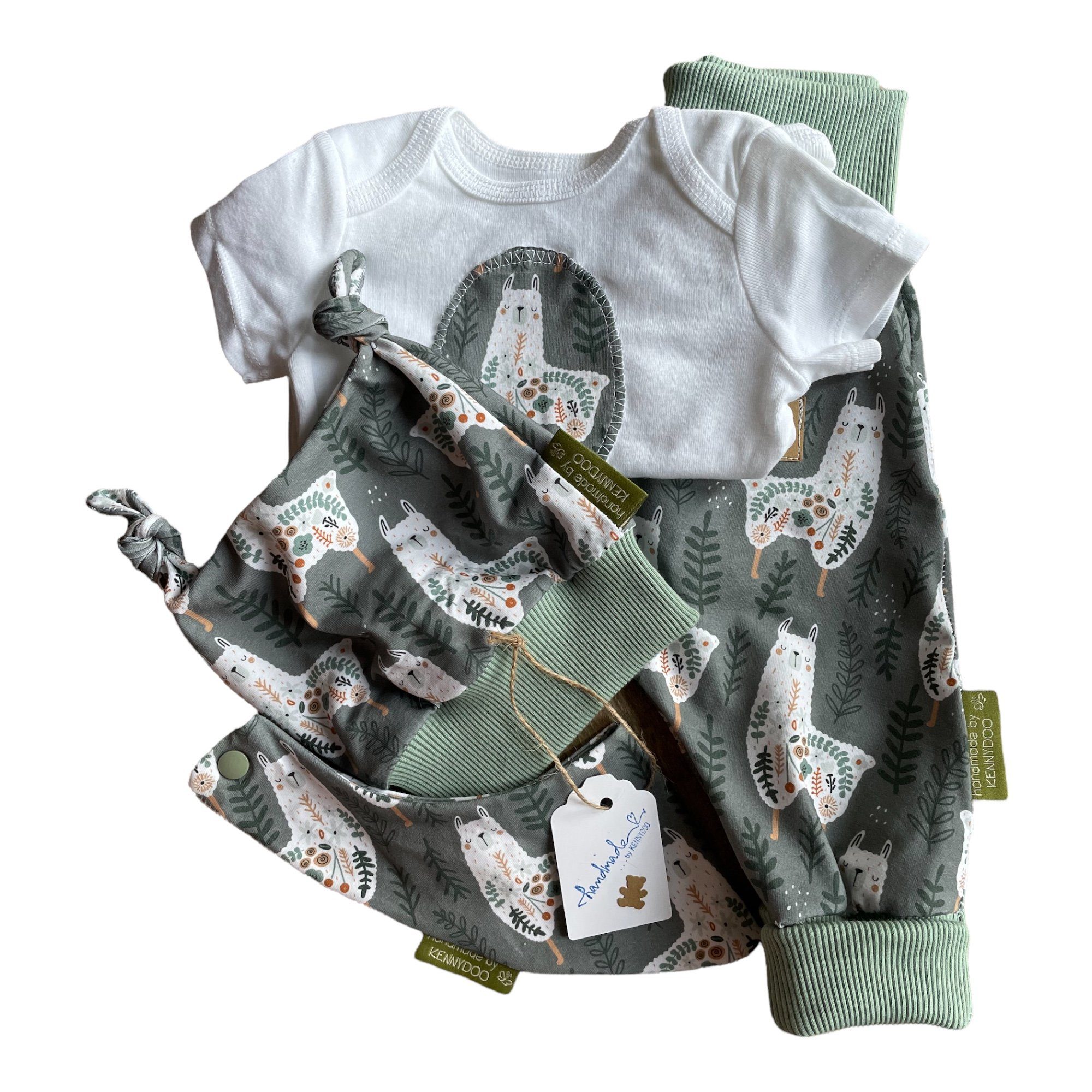 kennydoo Erstausstattungspaket Baby Erstausstattung Set Eukalyptus Lama, Handmade in DE (4 teilig, Pumphose (casual Buggy pant), Body, Knotenmütze, Halstuch) schnelltrocknend & atmungsaktiv, inkl. Geschenkverpackung