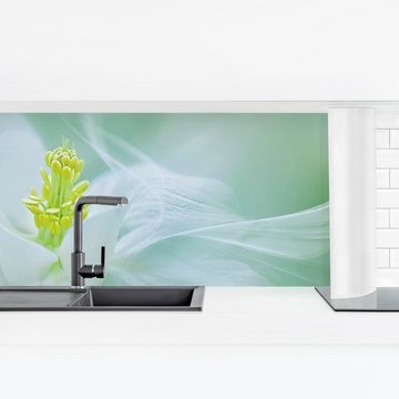 Bilderdepot24 Küchenrückwand grün dekor Blumen Wandpaneel Weiße Akelei Wandverkleidung Küche, (1-tlg., Nischenrückwand - für Fliesenspiegel ohne Bohren - matt), Spritzschutz Rückwand Küche Herd - Folie selbstklebend versch. Größen
