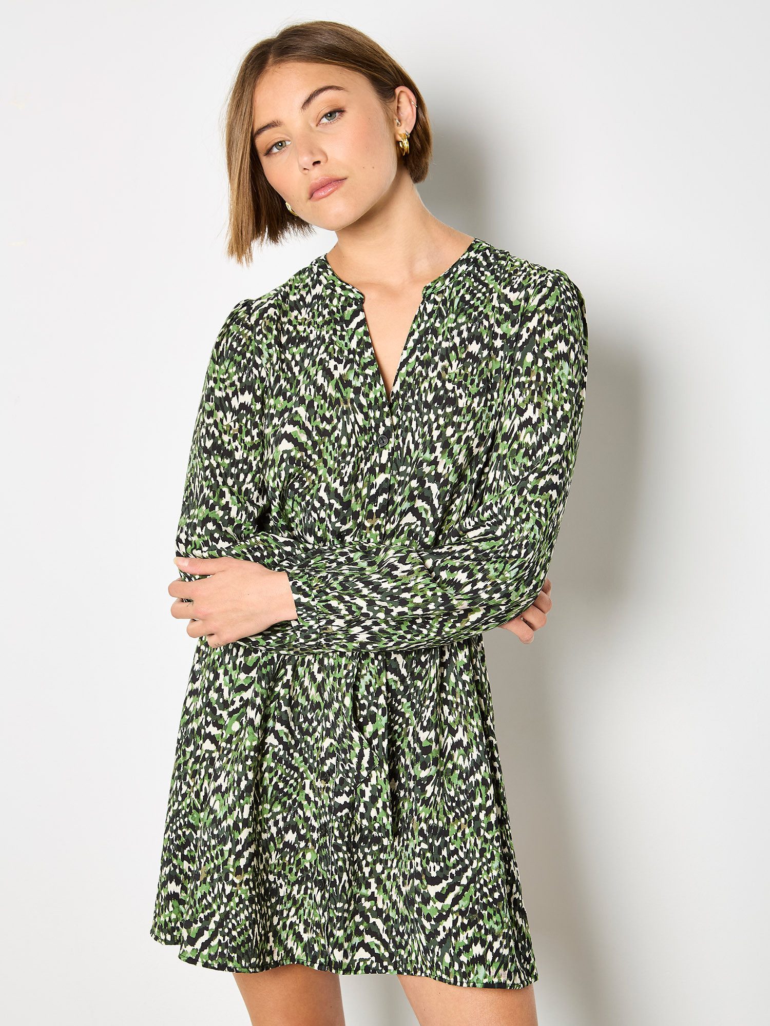 Minikleid Mini-Kleid mit Tier-Ikat-Print