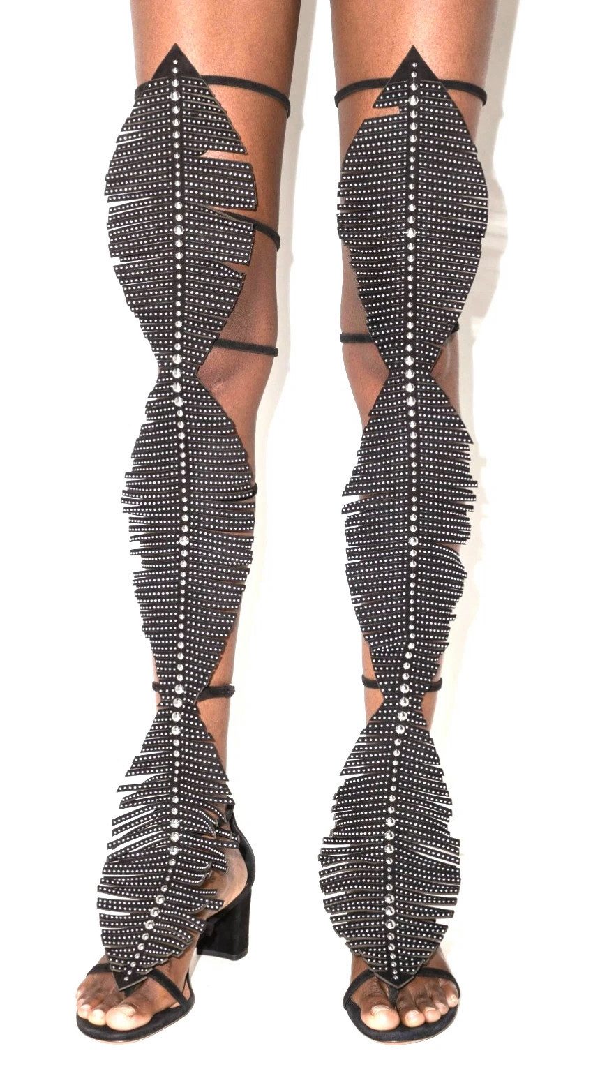 ALAÏA PARIS Gladiator-Sandalen Wildleder mit Nieten und Feder-Design 40 Riemchensandale Zentrale vertikale Linie aus runden, glänzenden Metalldetails