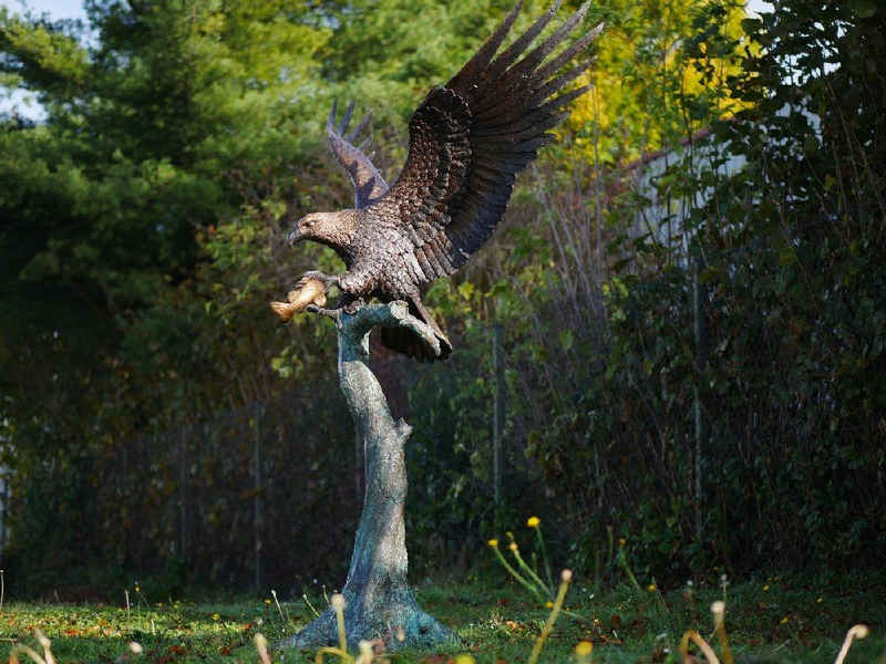 Bronzeskulpturen Skulptur Bronzefigur Adler mit Fisch am Baumstamm