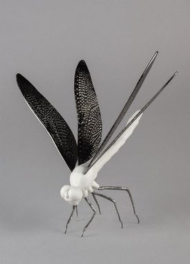 Casa Padrino Dekofigur Casa Padrino Luxus Porzellan Figur Libelle Matt Weiß / Schwarz 20 x 22,9 x H. 20 cm - Hochwertige Deko Skulptur - Erstklassische Qualität - Made in Spain