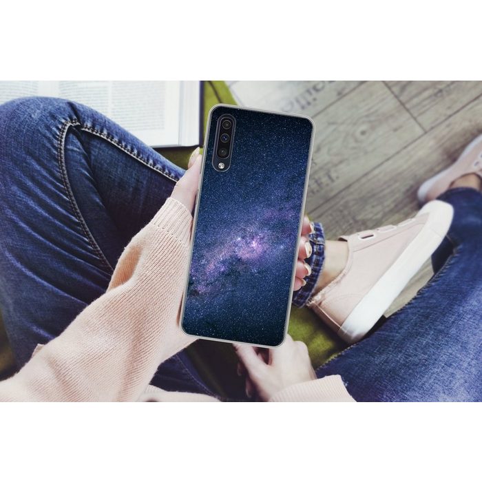 MuchoWow Handyhülle Die Milchstraße an einem dunklen Himmel Handyhülle Samsung Galaxy A30s Smartphone-Bumper Print Handy AR12264