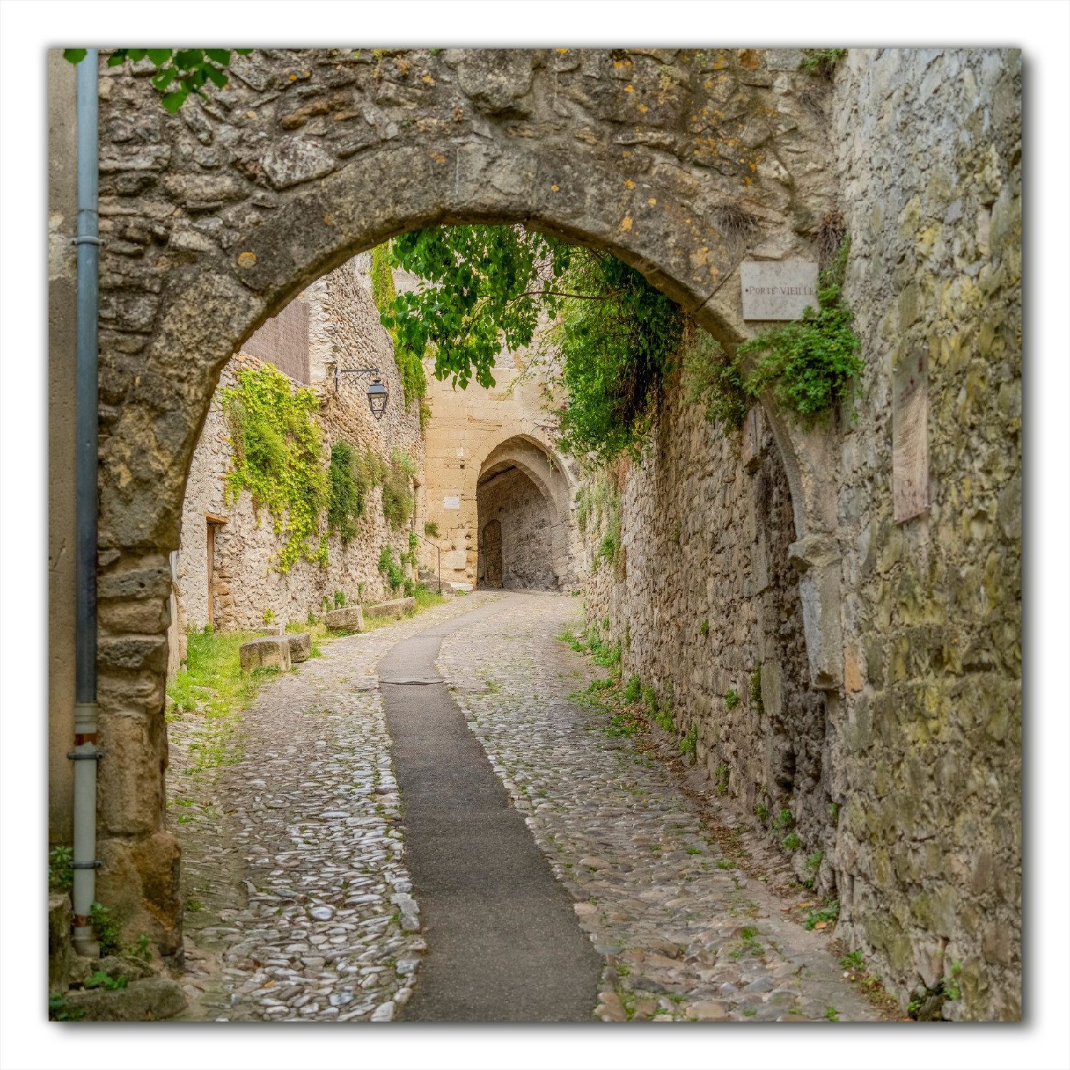 Wallario Möbelfolie Verwinkelte Gasse