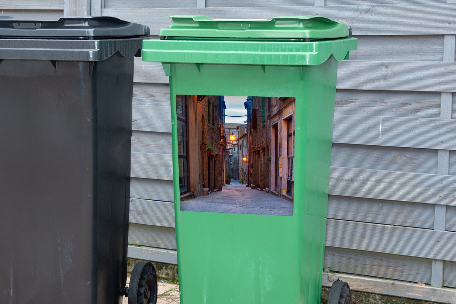 in Sticker, Mülltonne, Container, Gasse MuchoWow St), der Wandsticker (1 Toskana Dunkle Mülleimer-aufkleber, Abfalbehälter