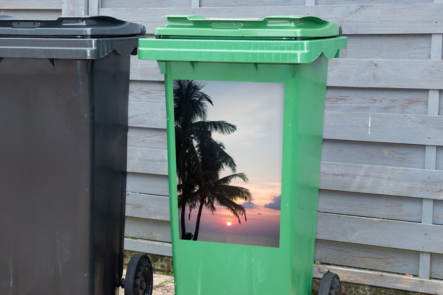 Mülltonne, - Tropisch - Sonnenuntergang MuchoWow Container, Abfalbehälter St), (1 Sticker, Wandsticker Palme Mülleimer-aufkleber,
