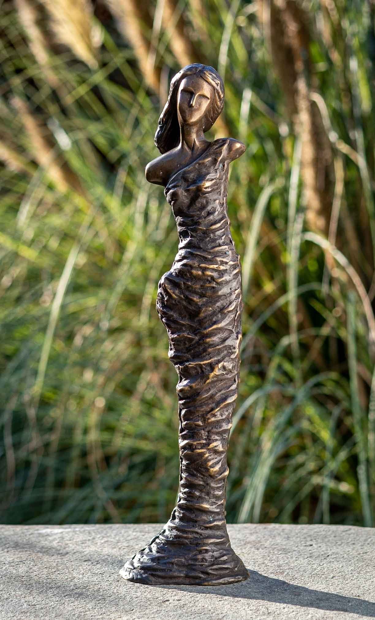 Frau, sehr – und IDYL – Die von Bronze-Skulptur werden Bronze Modelle patiniert. – in Frost, witterungsbeständig Gartenfigur Regen Moderne Wachsausschmelzverfahren robust Hand Bronze Langlebig in und gegen gegossen UV-Strahlung. IDYL