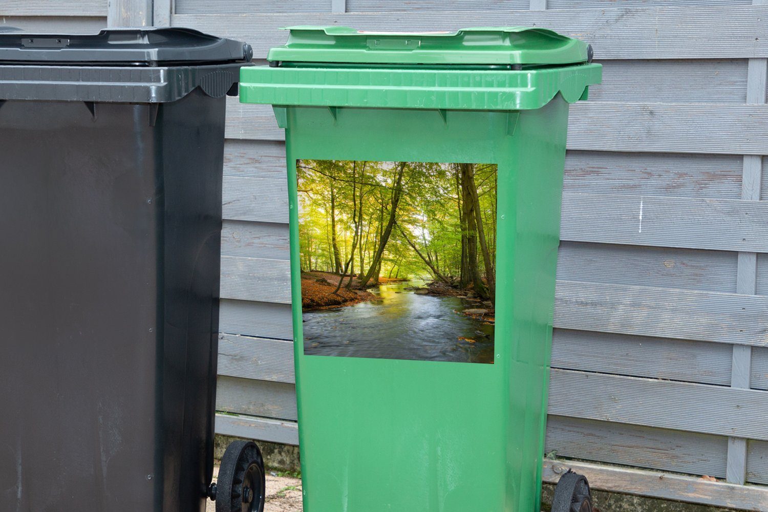 eines Wandsticker dunkler (1 Fluss Ein dänischen St), inmitten MuchoWow Mülltonne, Container, Mülleimer-aufkleber, Sticker, Abfalbehälter Waldes