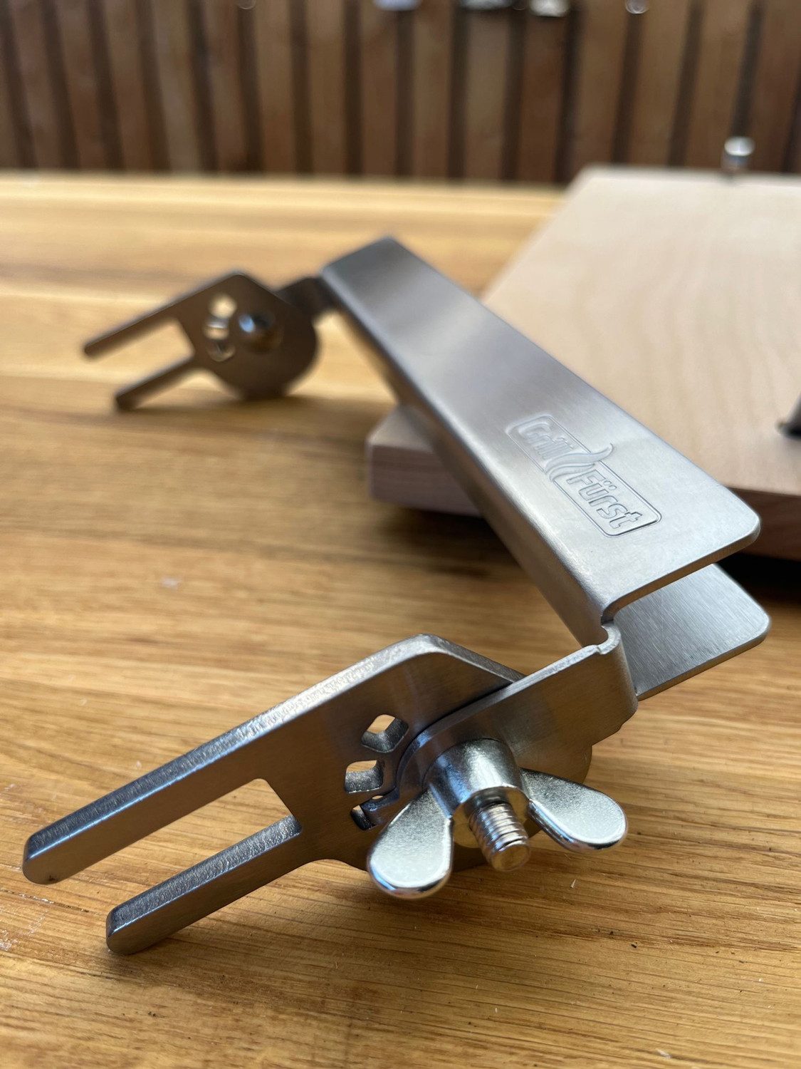 Grillfürst Grillplatte Schraub-Variante 2er Set Feuerbrett (2x Flammlachsbrett), Flammlachsbrett Bambus - 140 mm mit Halterung