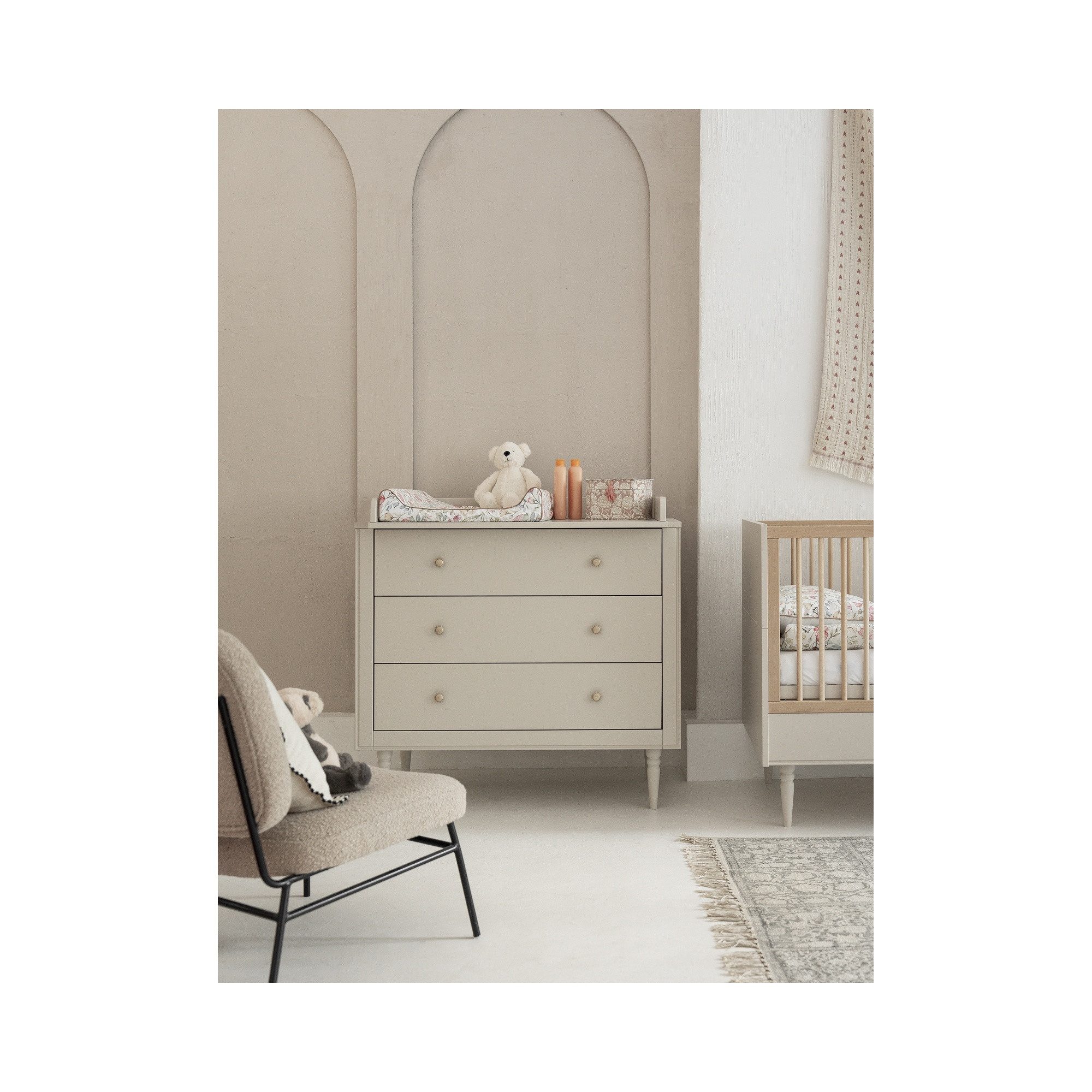 Raumhirsch Furniture Kinderregal Elegante Kinderkommode PETITE mit 3 Schubladen, Maße: 100 x 52,4 x 89,9 cm (mit 3 Schubladen, Soft-Close-Funktion), Griffe in Goldoptik, massive Buchenholzfüße, Art-Déco-Details