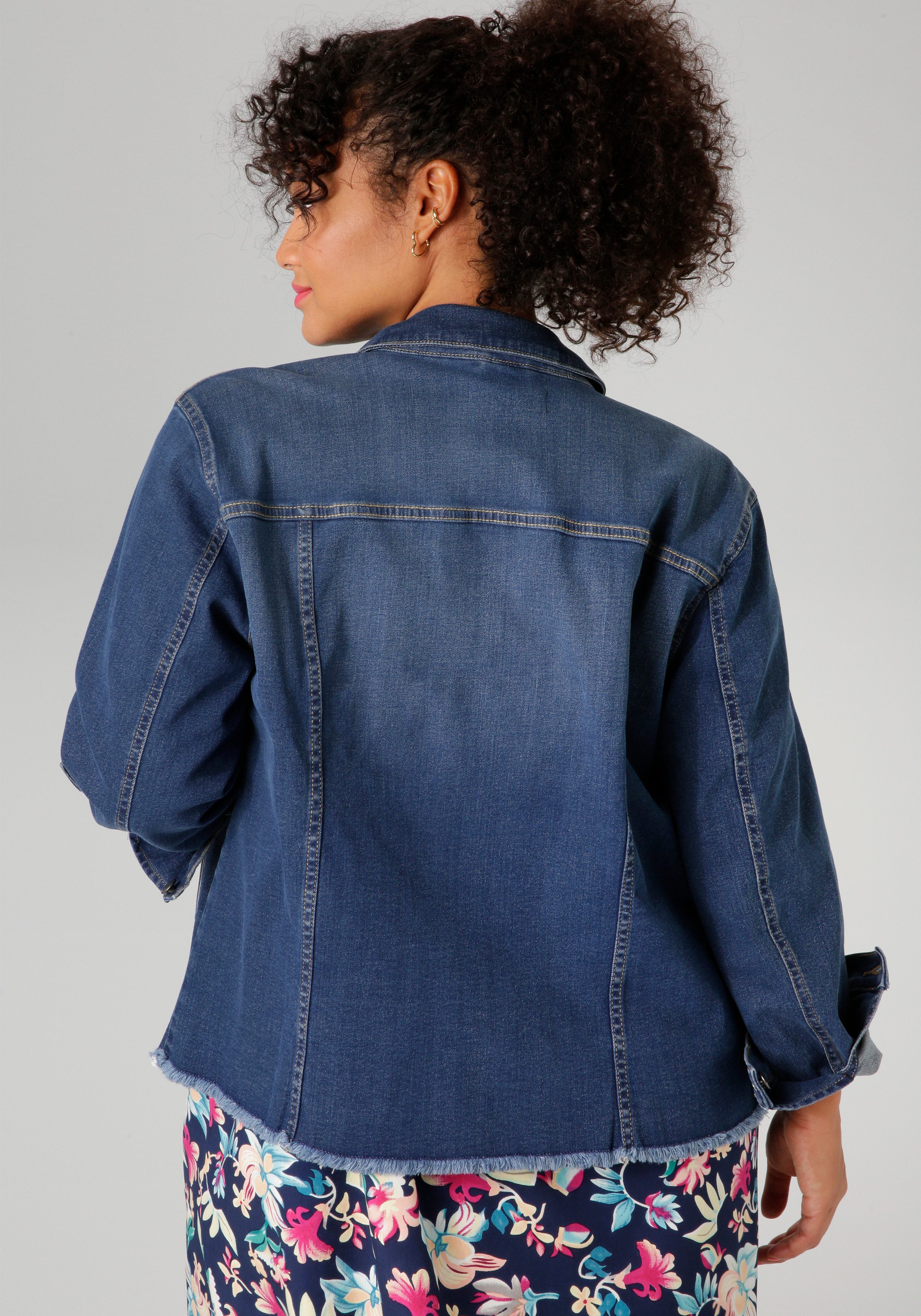 Aniston PLUS Jeansjacke mit ausgefranstem Saum günstig online kaufen
