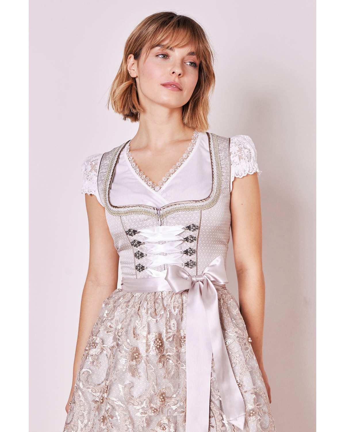 Krüger Madl Dirndl 'Vivien' mit Spitzenschürze 414867, Beige 50cm – Bild 4 von 5