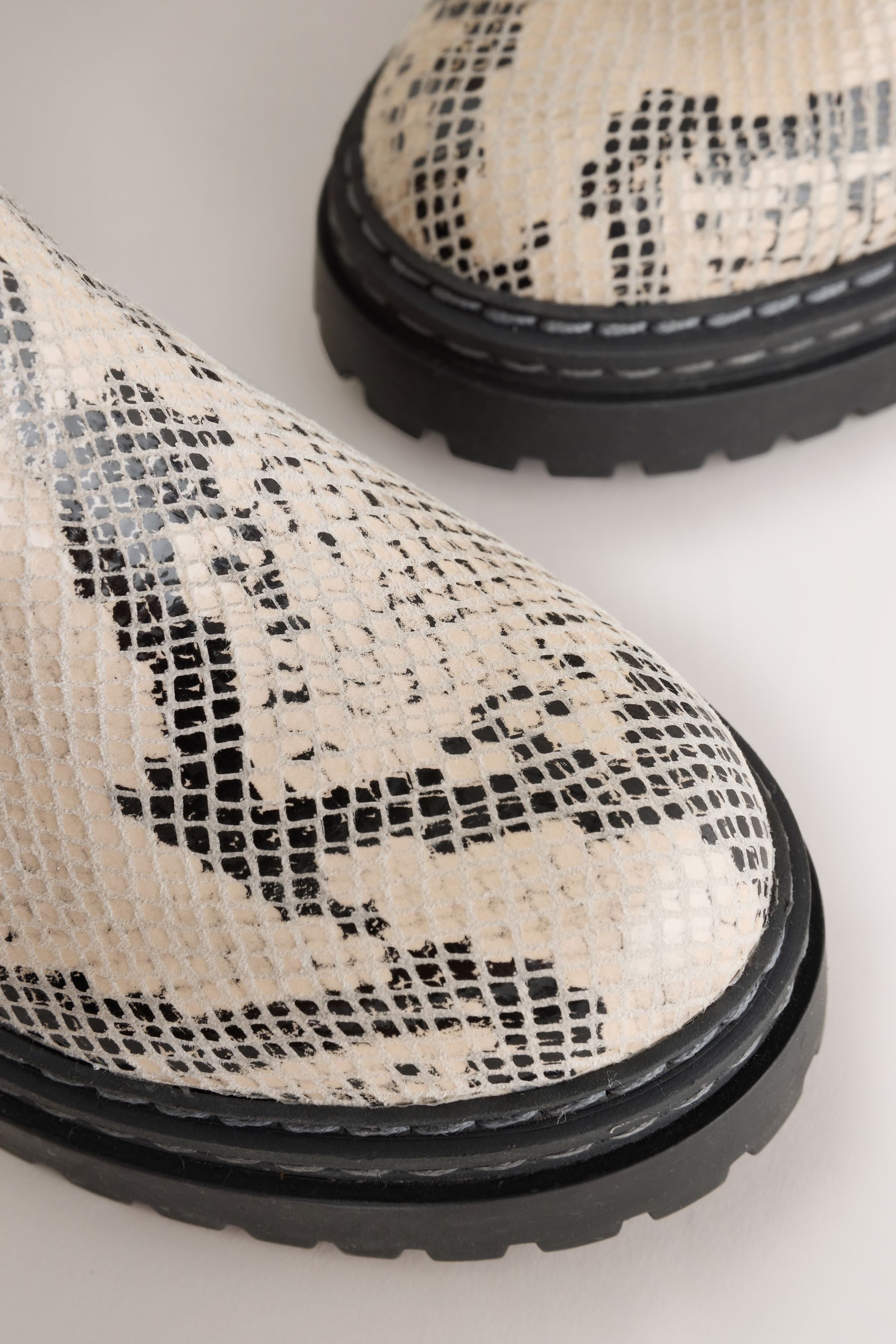 Next Klobige Chelsea-Stiefeletten aus Leder Chelseaboots (1-tlg)