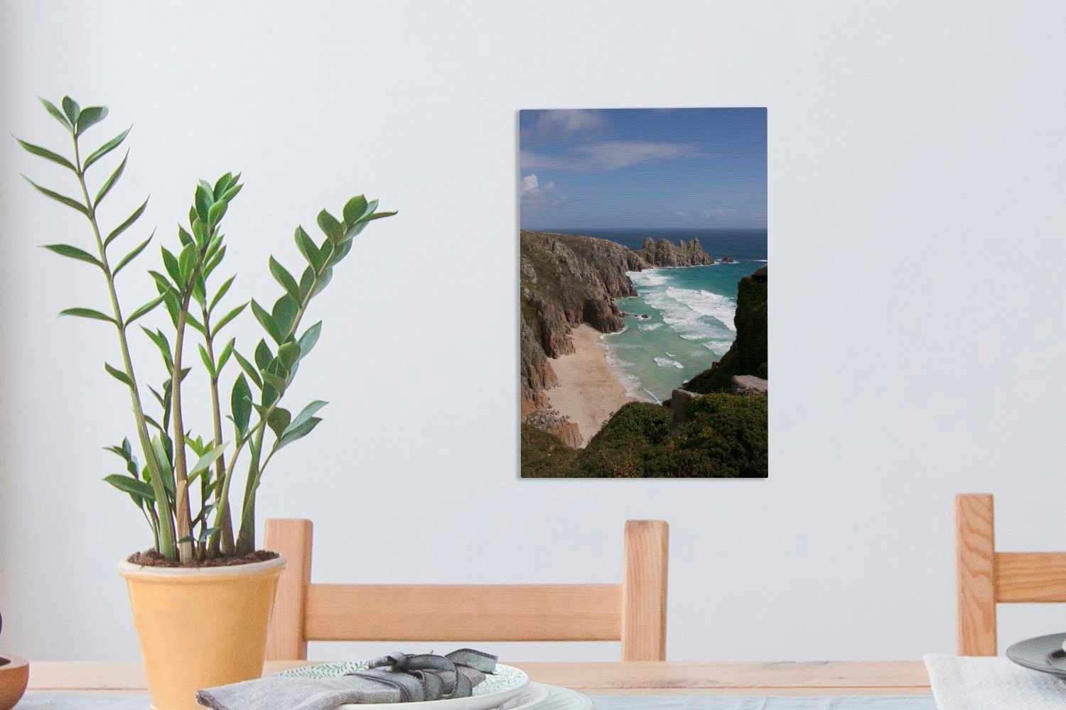 Strand weitläufige inkl. steile Eine von fertig (1 bespannt Gemälde, dem Zackenaufhänger, OneMillionCanvasses® und vor 20x30 Leinwandbild Cornwall, Leinwandbild Klippe cm St),