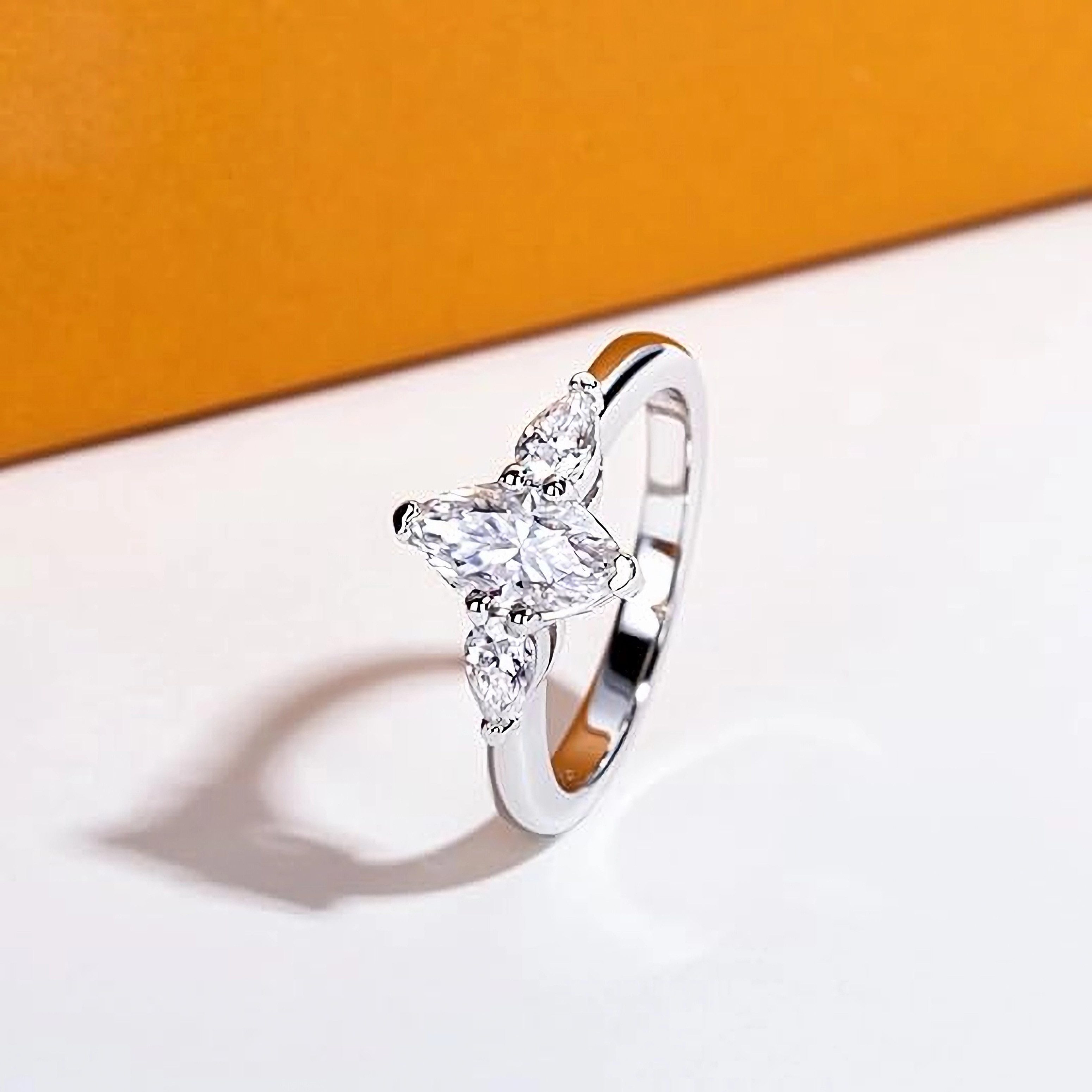 Jumpeak Verlobungsring 1,5ct Marquise-Labordiamant Verlobungsring 14K Gold, E, VVS, 2EX, Drei-Stein-Design mit IGI-Zertifikat – perfektes Liebesgeschenk!