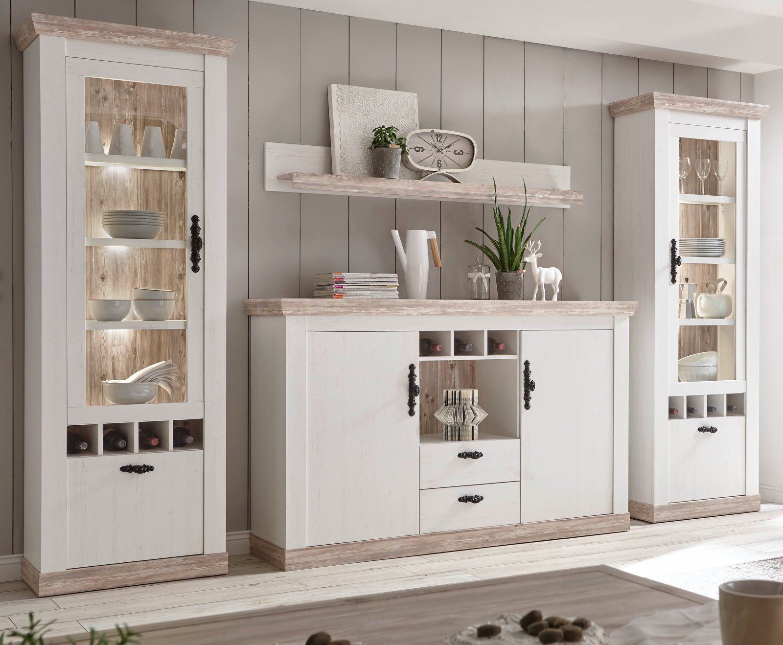 Furn.Design Wohnwand Rovola, (in Pinie weiß mit Oslo Pinie, 330 x 201 cm), Landhausstil mit verzierten Metallgriffen